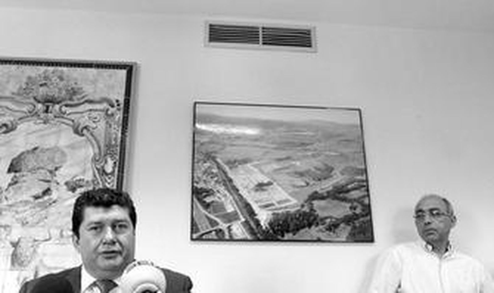 El concejal Antonio Rodríguez mira al alcalde durante la rueda de prensa en la que anuncia su dimisión.