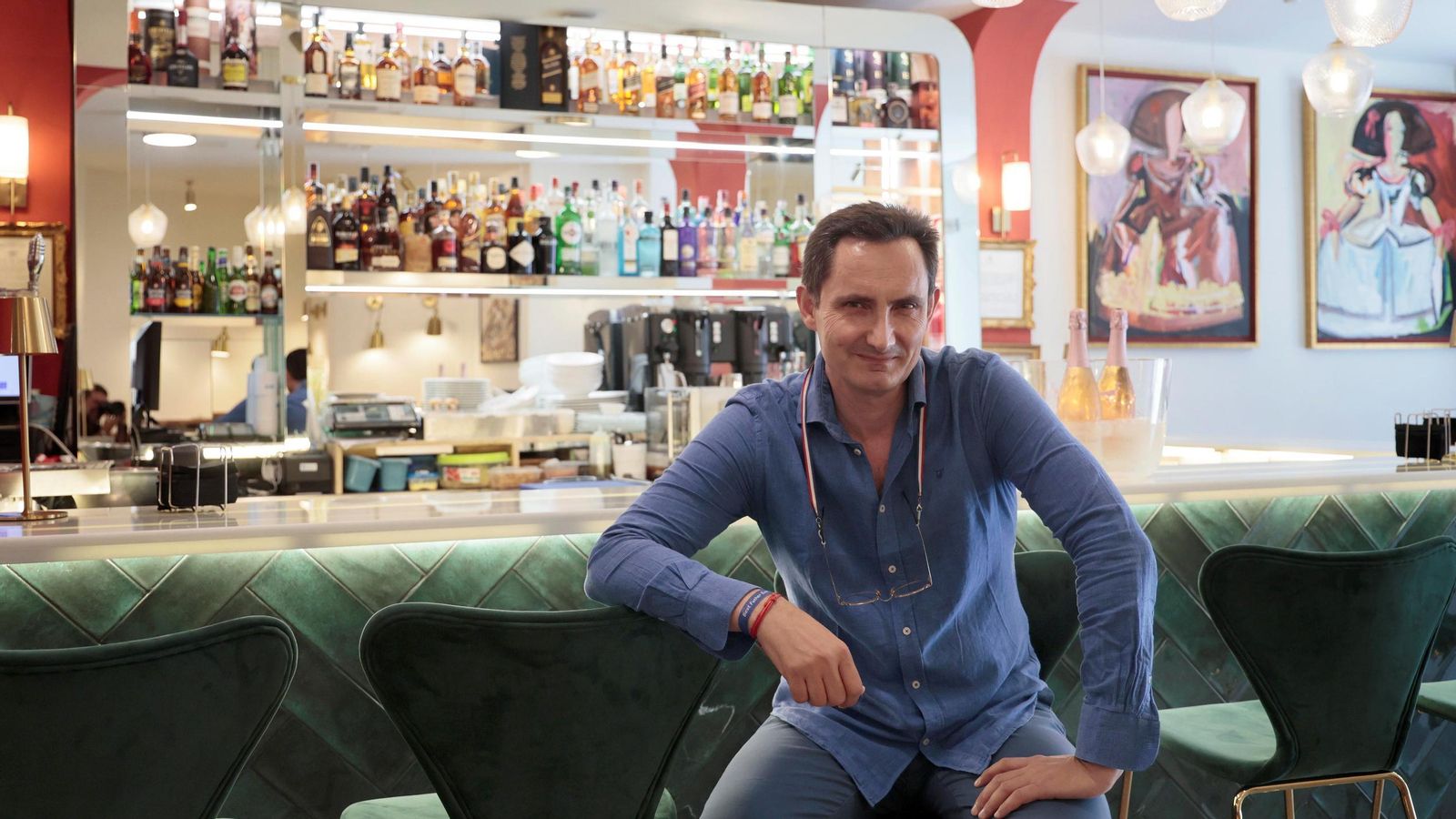 Juan Carlos Millán, en la barra de La Embajada.