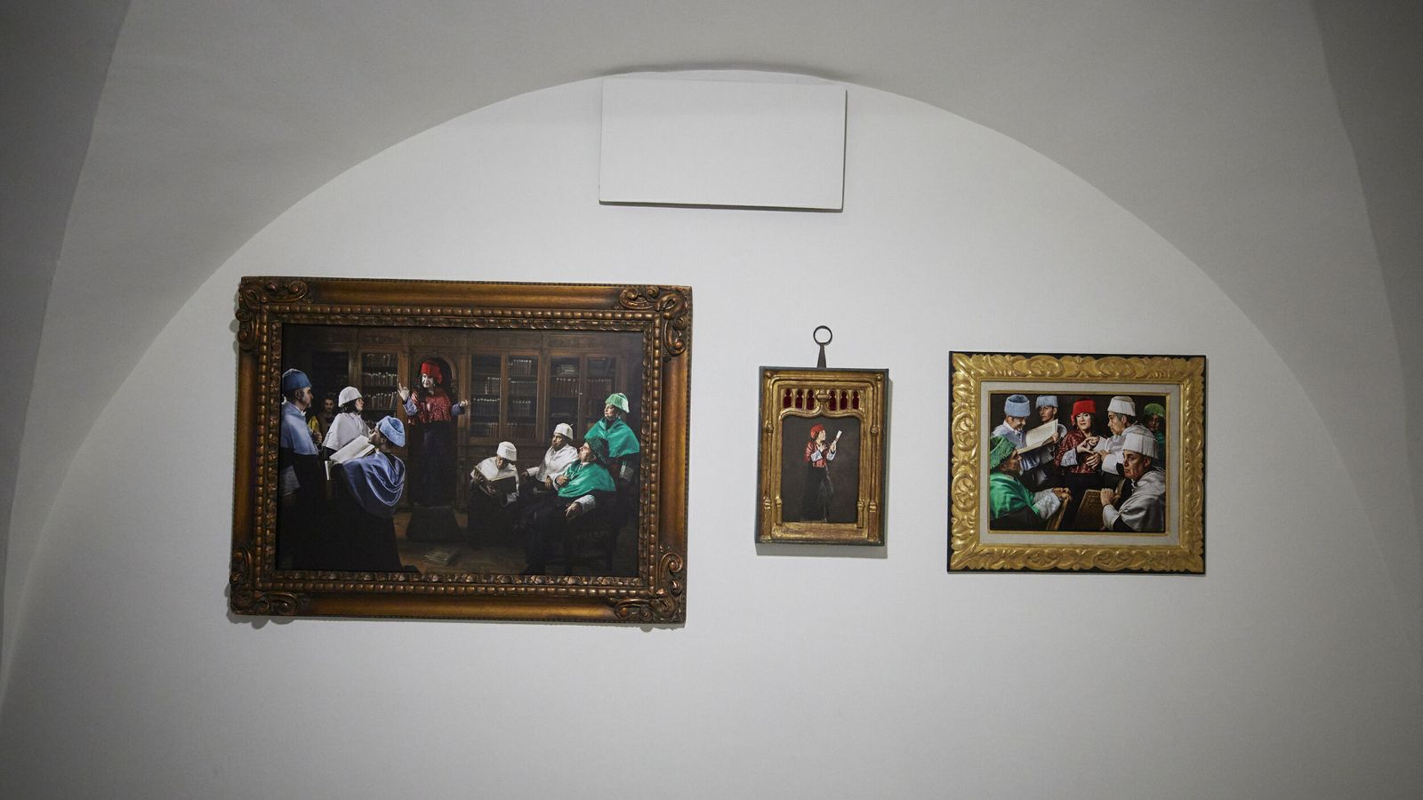 Varias obras del autor granadino, expuestas en La Madraza.