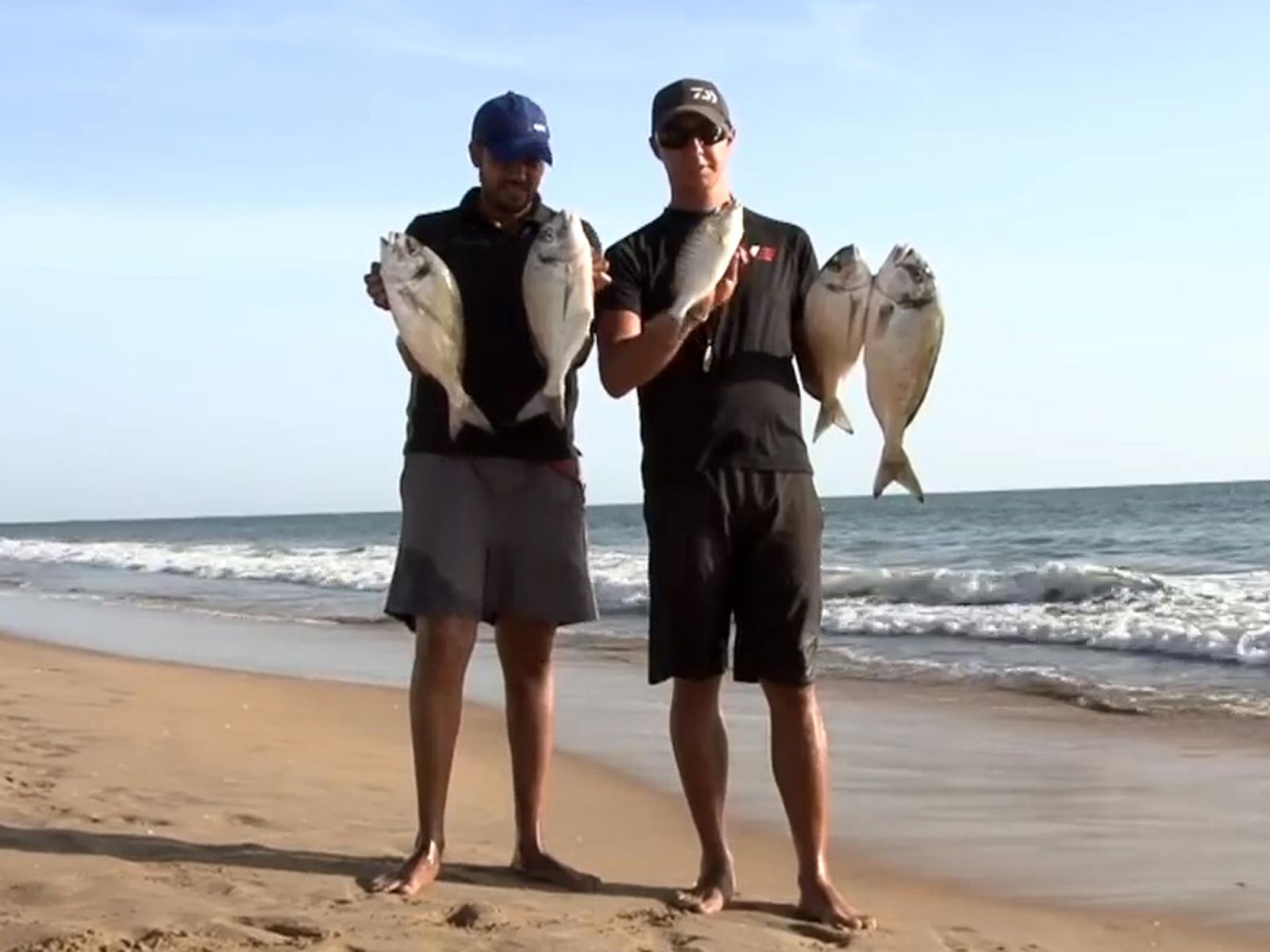 Víctor y José muestran algunas de las capturas de la jornada
