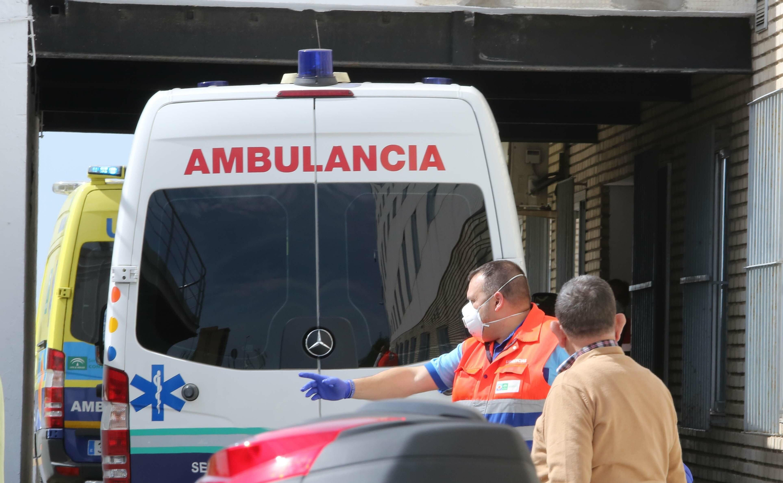 Una ambulancia, el pasado jueves en Urgencias Pediátricas.