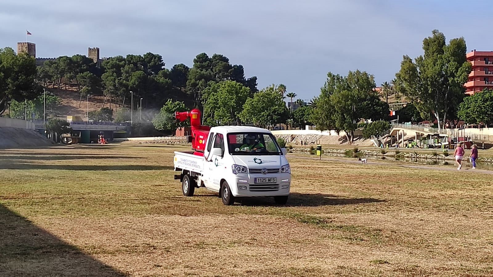 Imagen del vehículo atomizador en el entorno de la desembocadura del río Fuengirola.