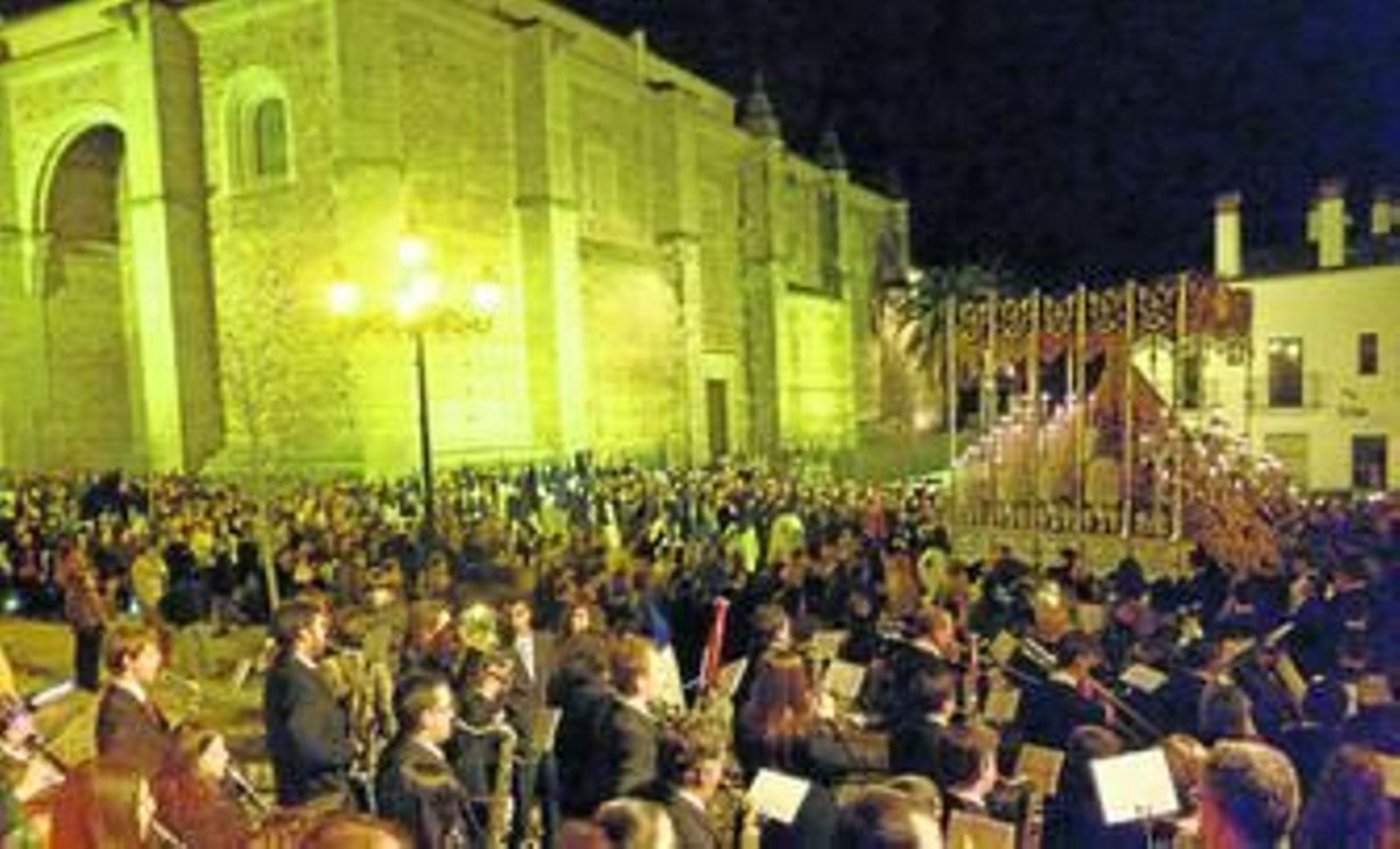 El palio de la Hermandad del Castillo, en Aracena, a su paso por la Plaza Alta.