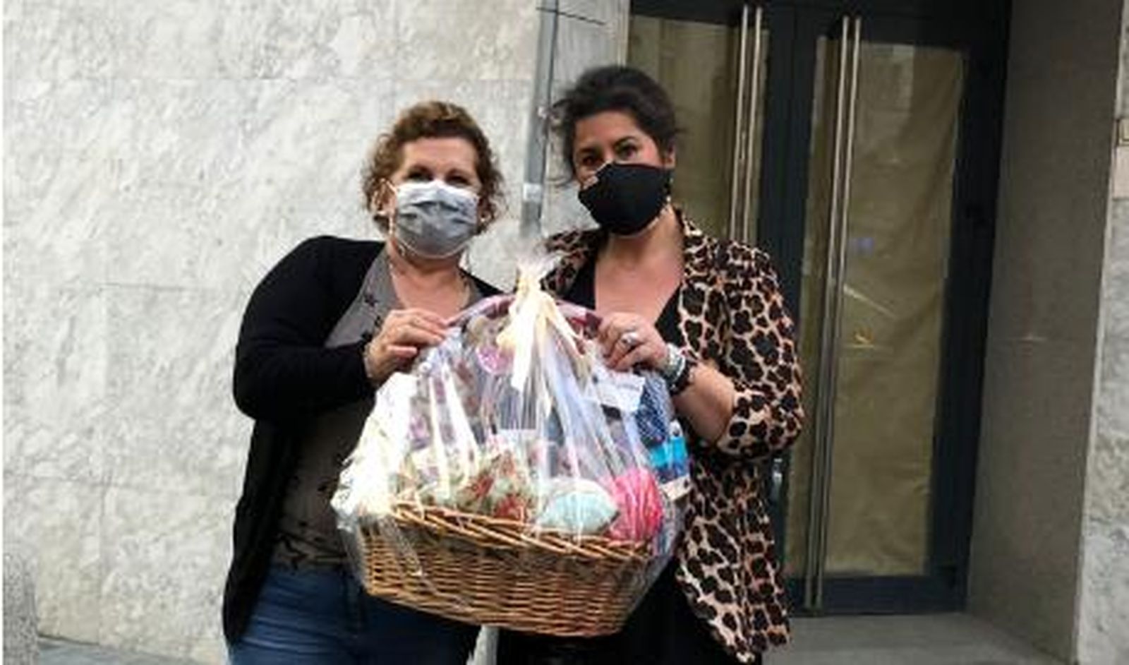 La portavoz de Revive, junto a una representante de la asociación de Patchwork.