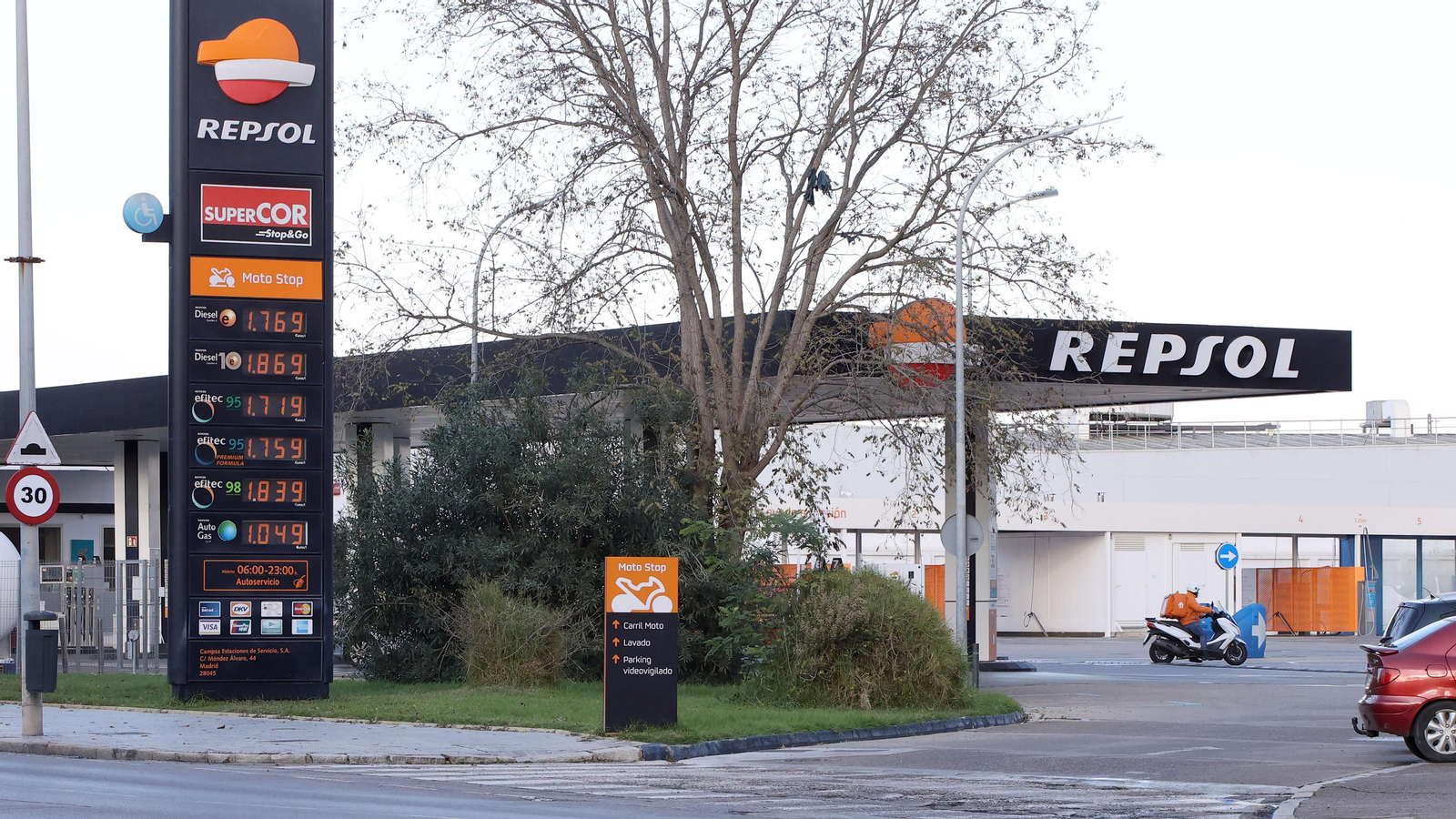 Poste de una gasolinera con los precios por debajo de los 1,8 euros el litro, aunque con el gasóleo por encima de la gasolina sin plomo.