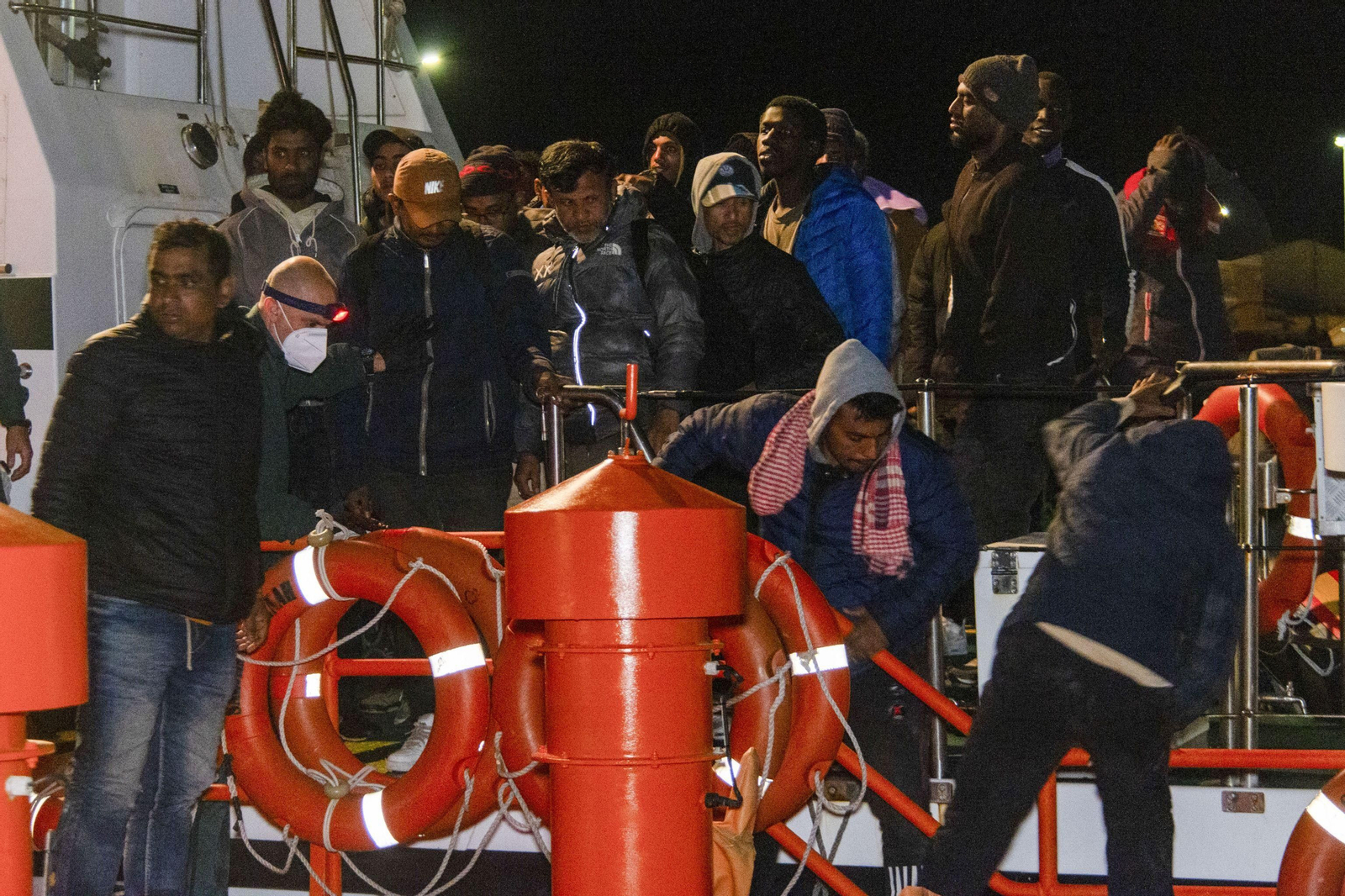 Agentes del Servicio Marítimo de la Guardia Civil han interceptado en la madrugada de este martes cerca de la costa granadina. Agentes del Servicio Marítimo de la Guardia Civil han interceptado en la madrugada de este martes cerca de la costa granadina.