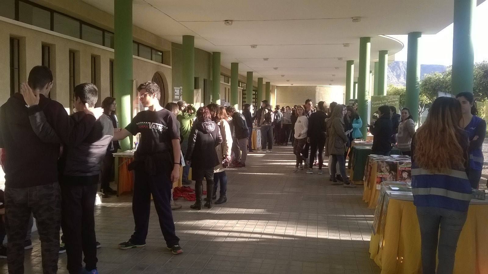 Los estudiantes conocieron la labor de las asociaciones gracias a mesas informativas y talleres.