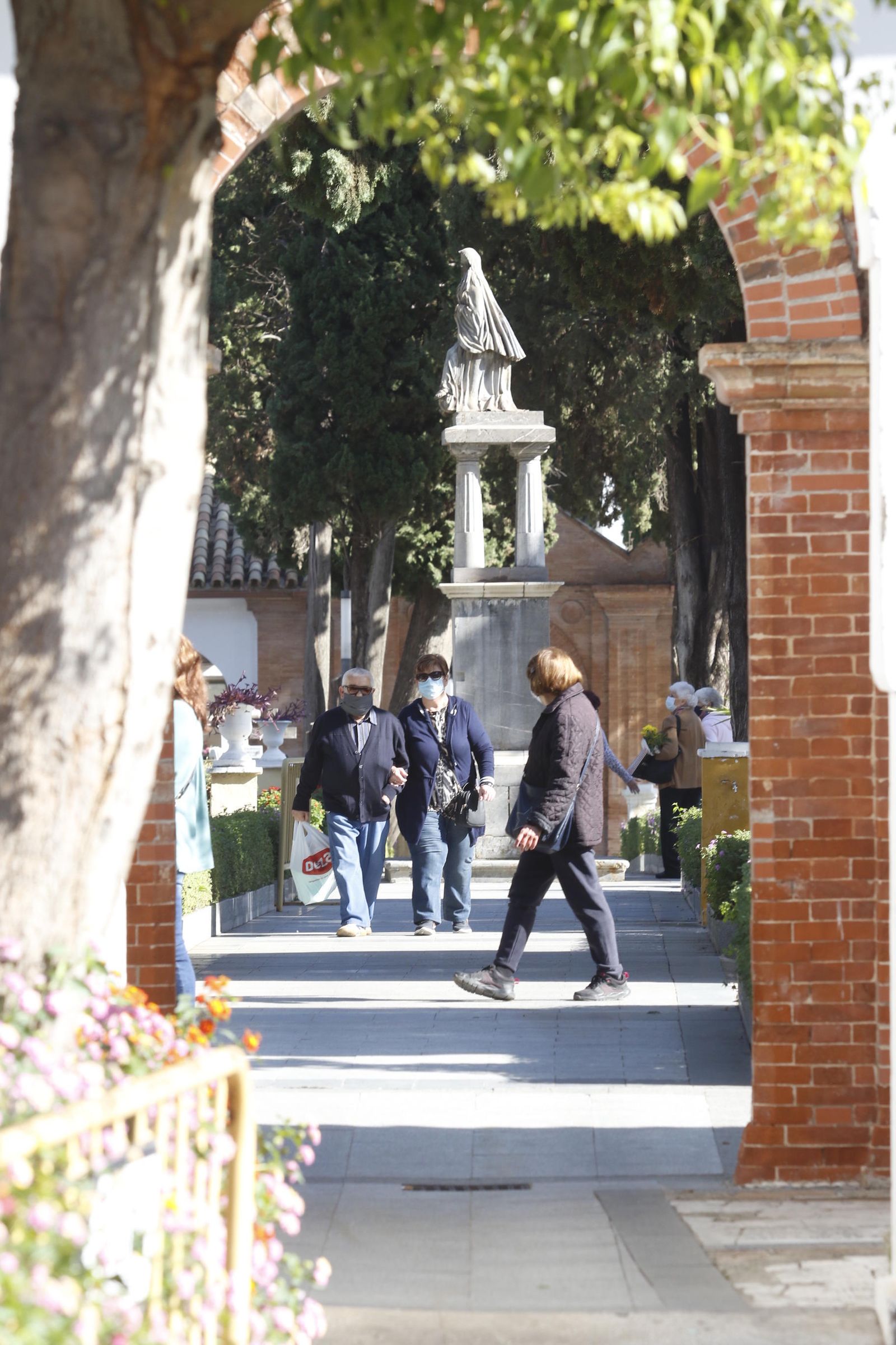 El covid-19 motiva un Día de los Santos de recogimiento en los cementerios de Córdoba