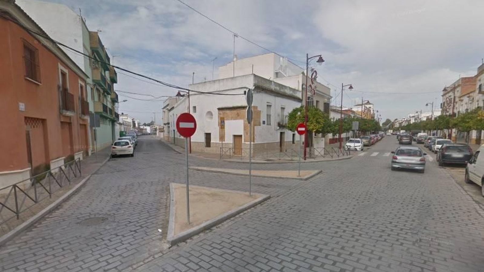 En esta bifurcación (calles La Corredera y Veracruz), se separa el ramal que va por Dos Hermanas del que va por Alcalá de Guadaíra.