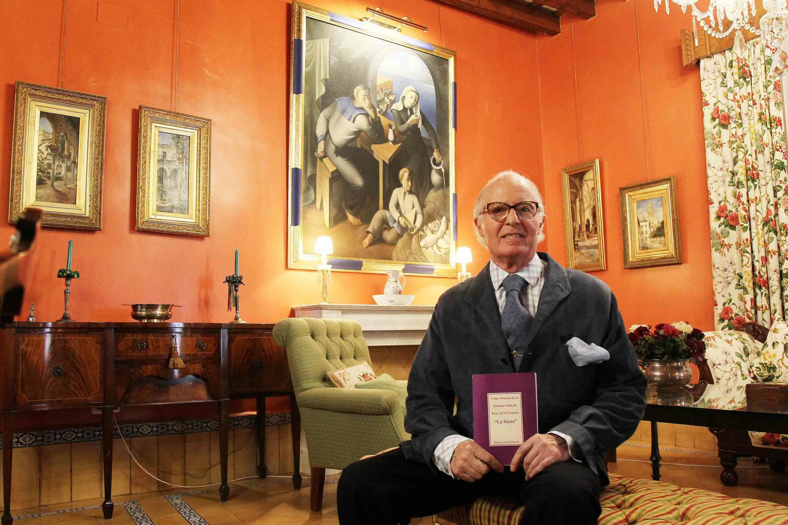 Rafael Lorente, posando en su casa con el libro.