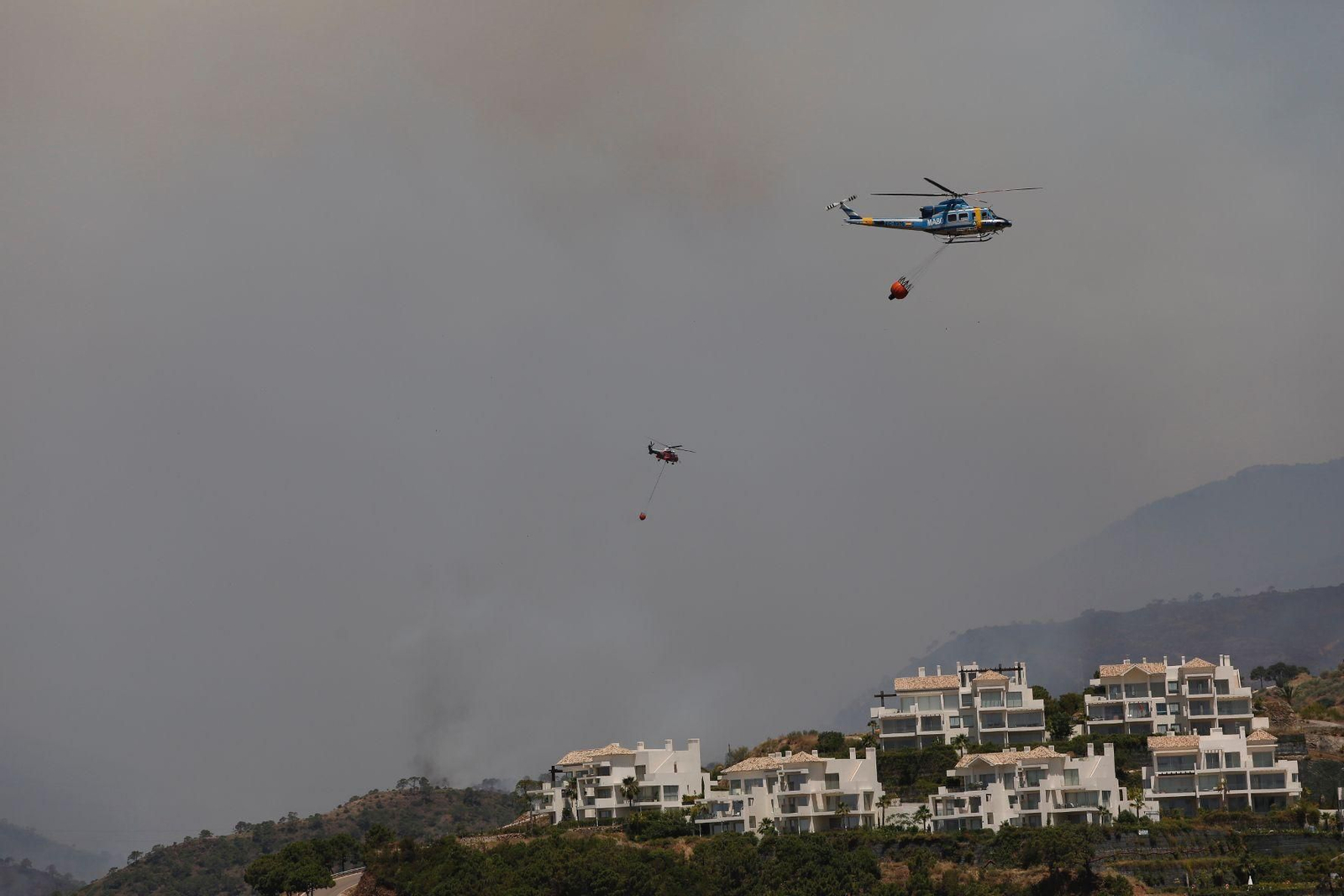 Las imágenes de los medios aéreos y terrestres en las labores de extinción del incendio de Pujerra este jueves Las imágenes de los medios aéreos y terrestres en las labores de extinción del incendio de Pujerra este jueves