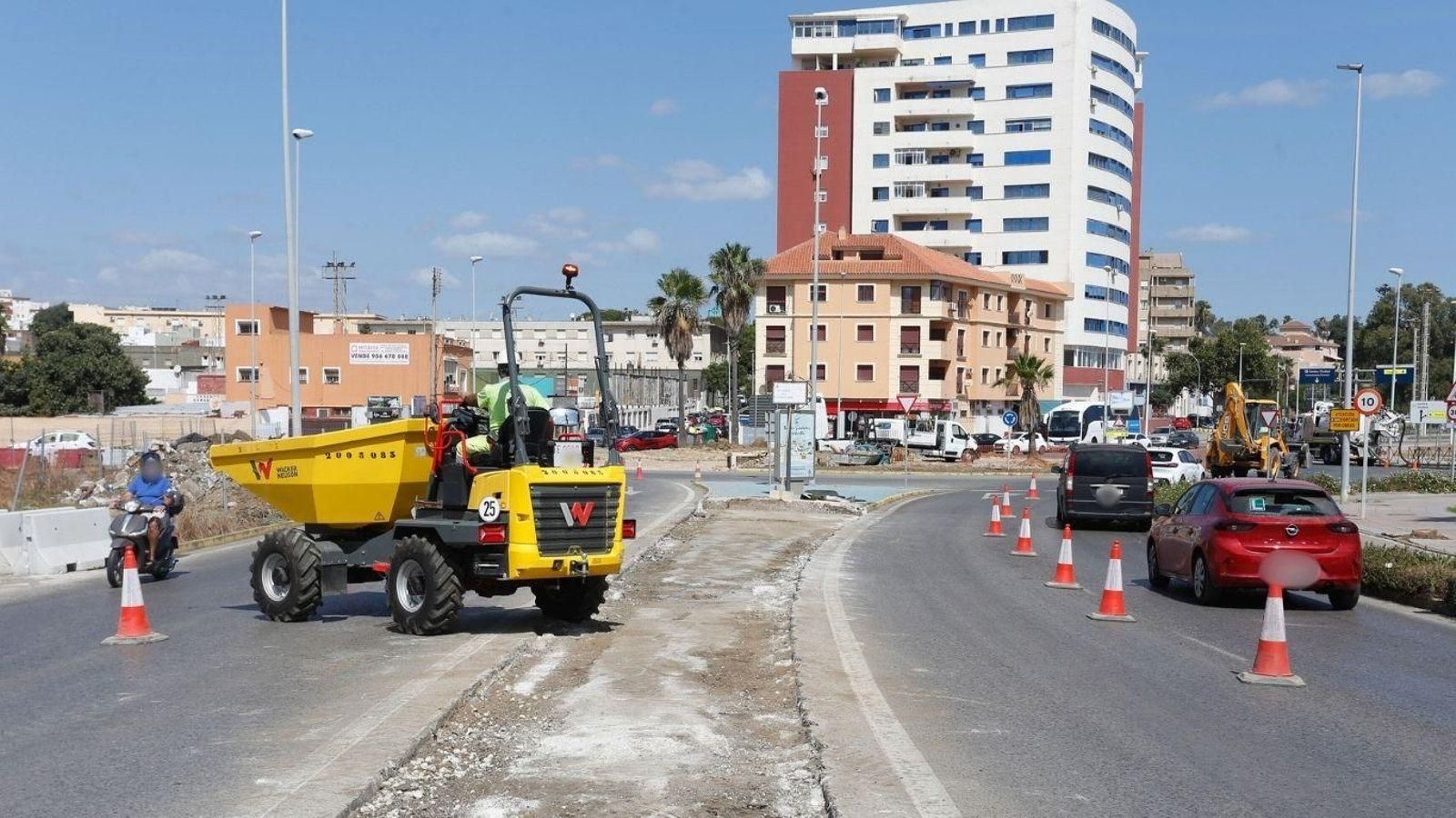 Obras y atascos en el Acceso Sur de Algeciras, este jueves.