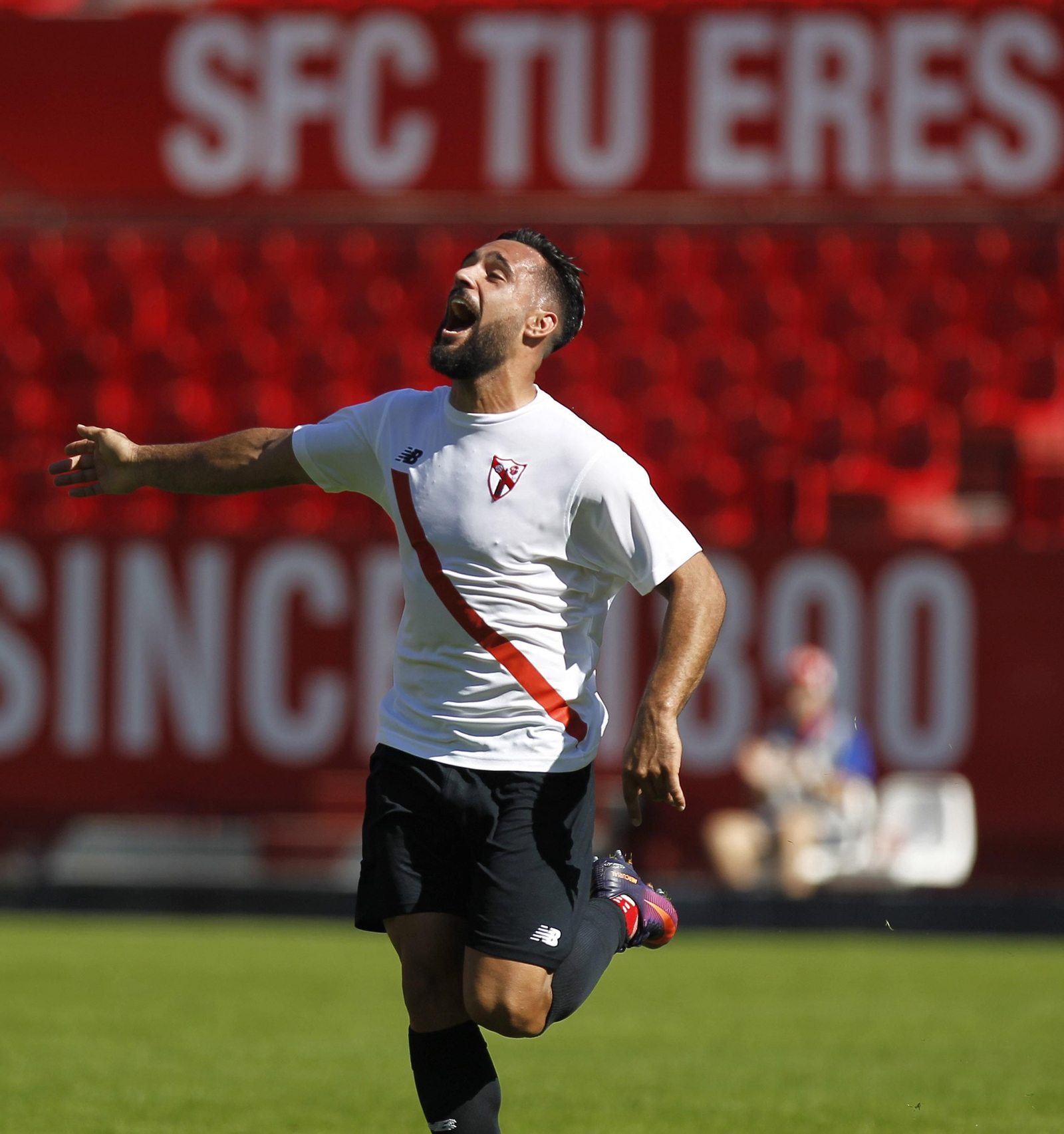Ivi celebra el primero de sus dos goles frente al Elche.