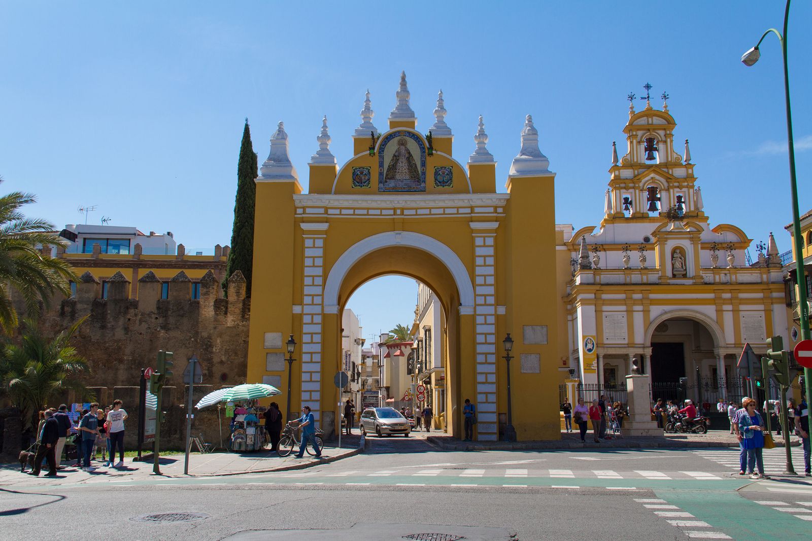 La Basílica y el Arco de la Macarena.
