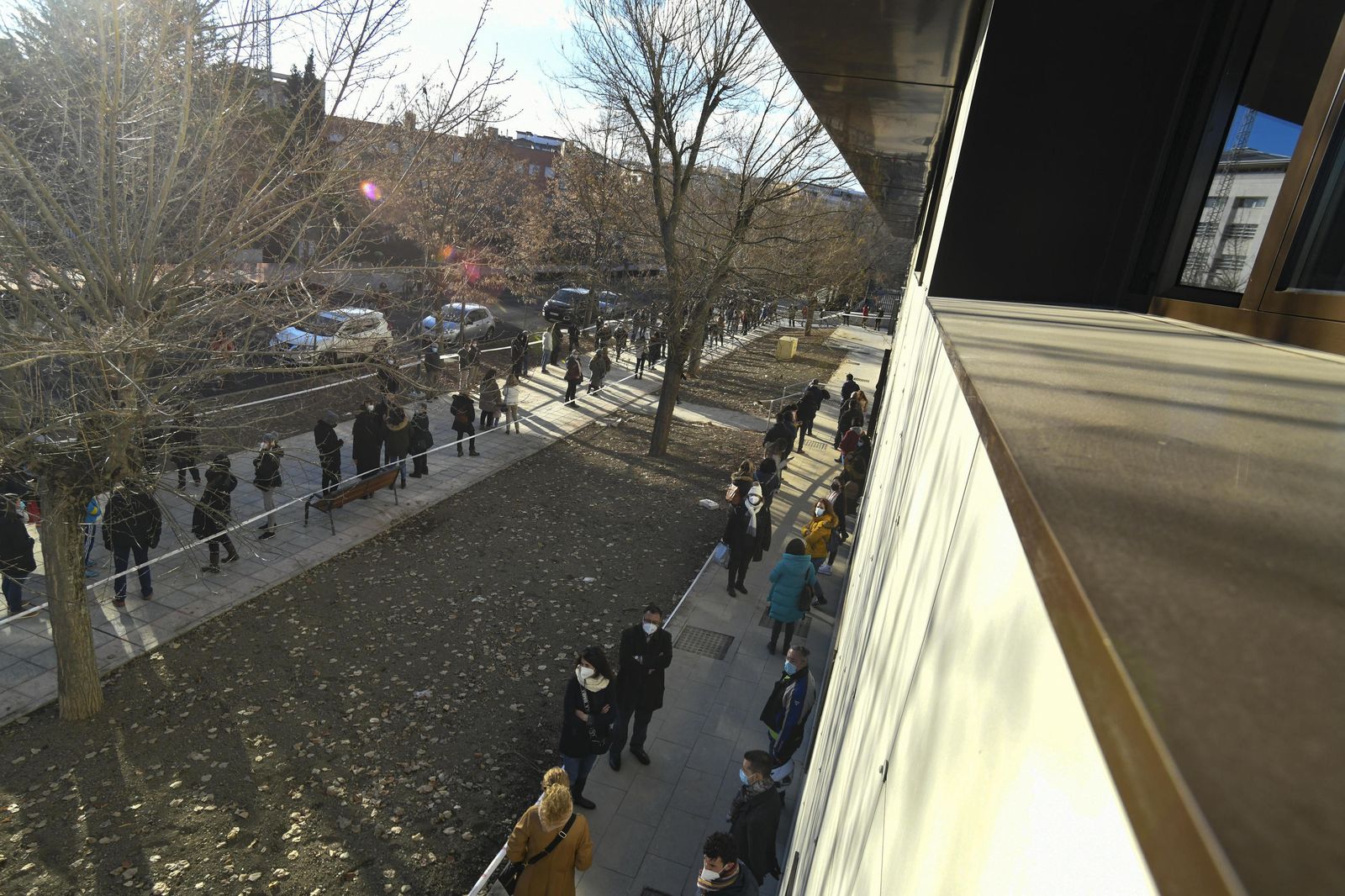 Cola en Fuentenueva de docentes para la realización de los test.