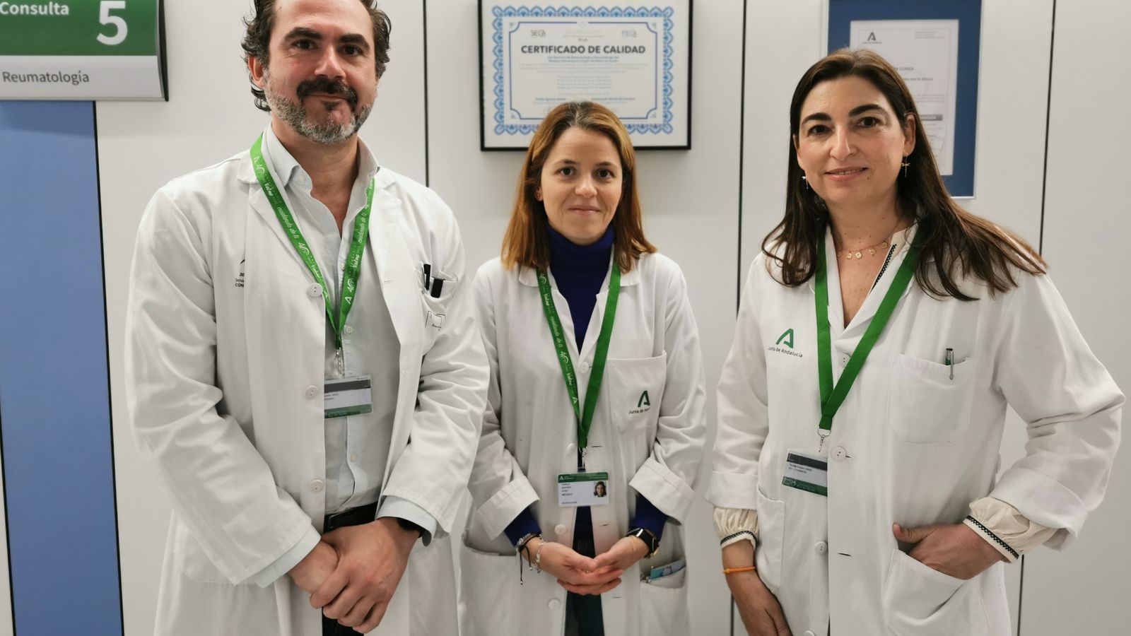 La investigadora principal de esta ensayo, Rosalía Martínez, en el centro, junto al coordinador de ensayos clínicos de esta unidad de investigación, Sergio Rodríguez, y la jefa de Reumatología, María Luisa Velloso.