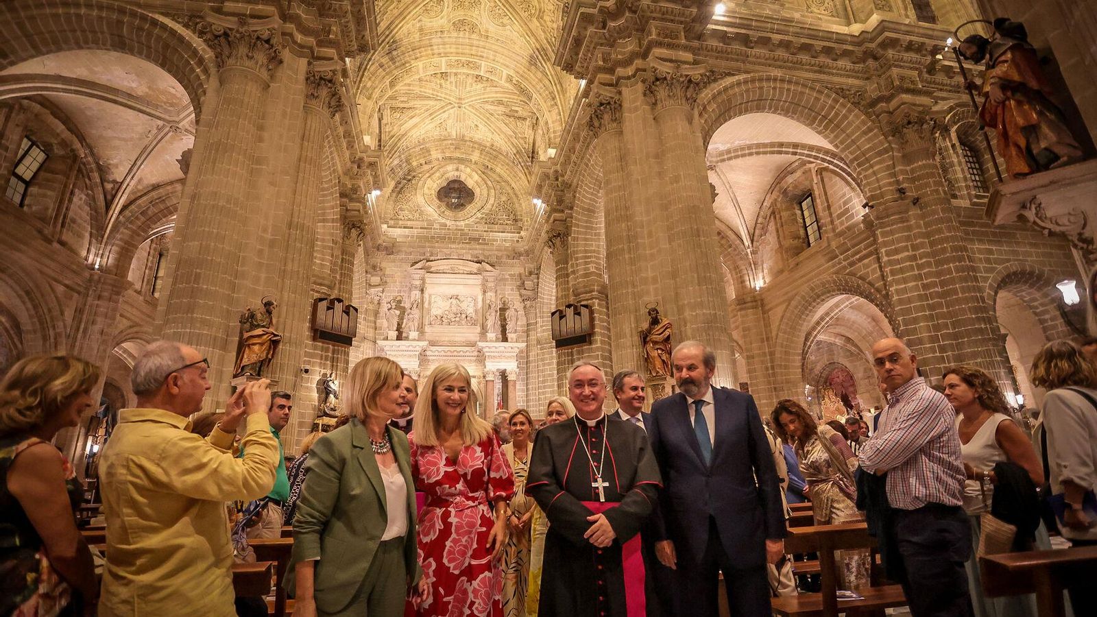 El obispo de la Diócesis, con el presidente de Endesa, la consejera de Cultura y la alcaldesa de Jerez. El obispo de la Diócesis, con el presidente de Endesa, la consejera de Cultura y la alcaldesa de Jerez.
