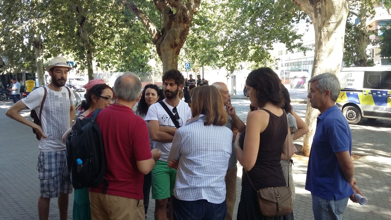 El director Fernández Palomares con vecinos, entidades y partidos.