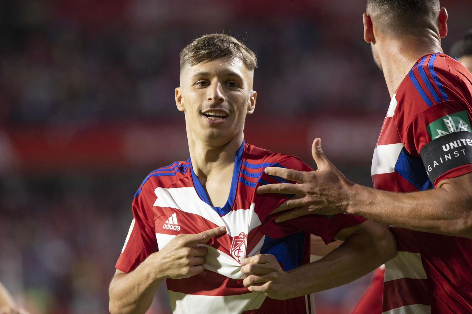 Bryan Zaragoza se besa el escudo tras marcar su gol ante el Leganés
