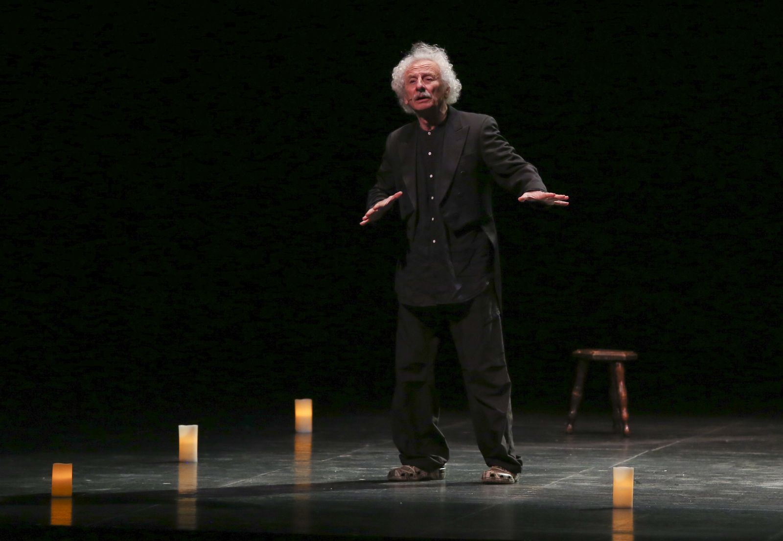 Rafael Álvarez ‘El Brujo’, en el Teatro Cervantes, durante la representación de ‘La luz oscura’.
