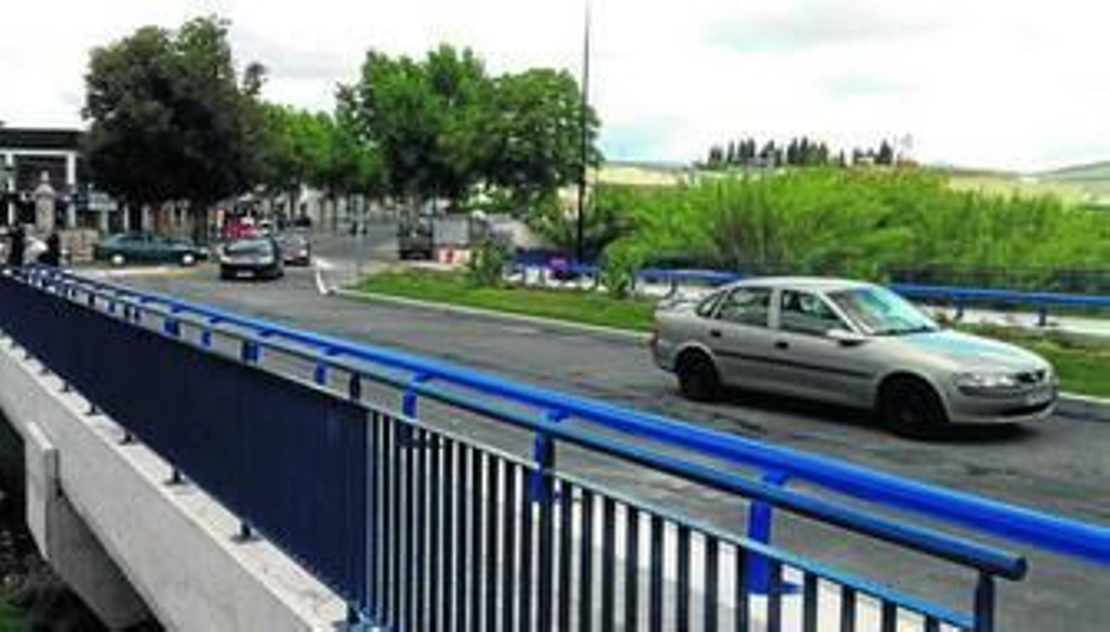 Los primeros vehículos atraviesan el paso sobre el río Lucena, ayer a mediodía.