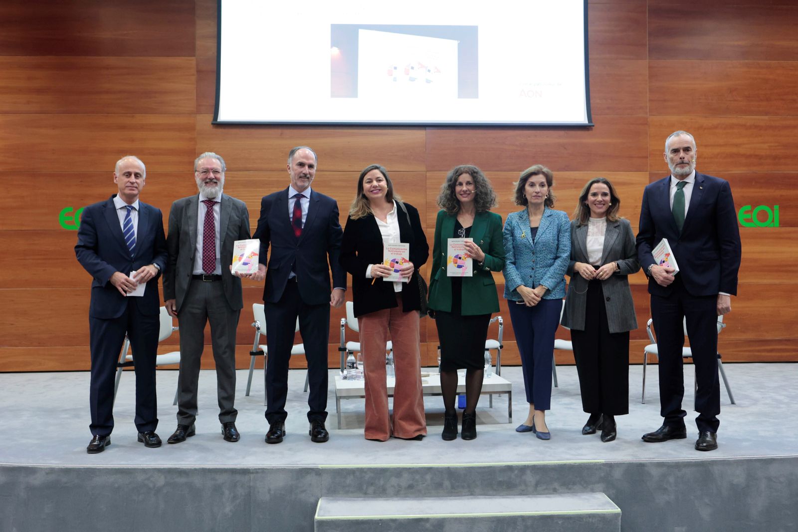Las autoras Marta Delgado y Mar Madrid junto a los integrantes del coloquio organizado ayer en el Foro EOI-Aedipe.
