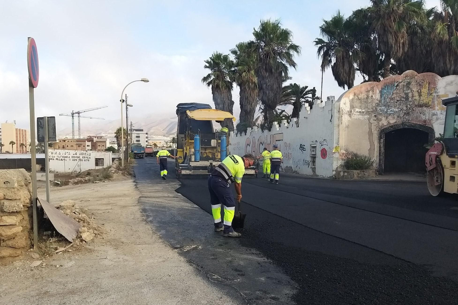Trabajos de pavimentación en el Camino del Ingenio.
