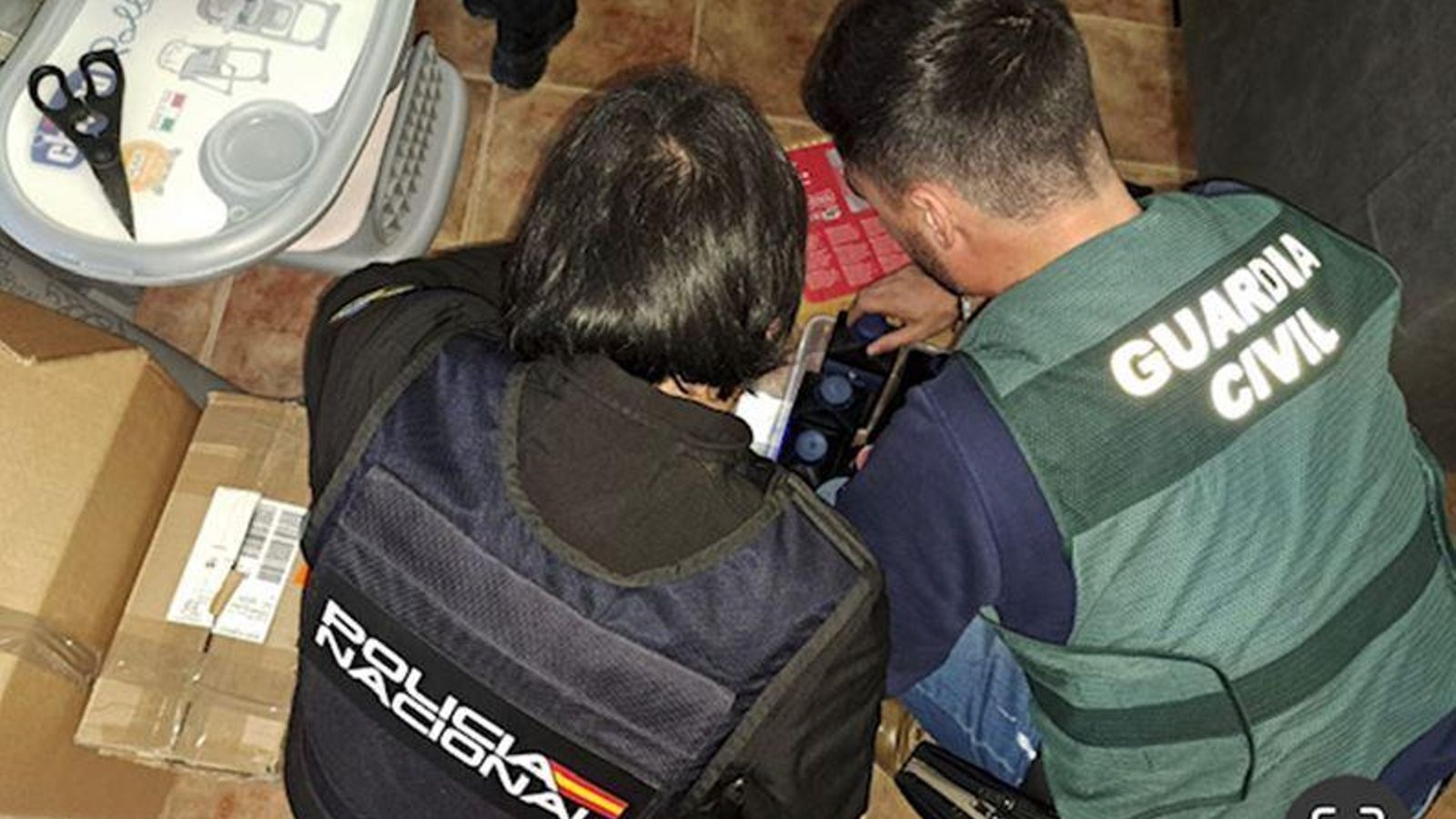 Una agente de la Policía Nacional y otro de la Guardia Civil, en pleno registro en el marco de la operación Botijo, en febrero de 2023.