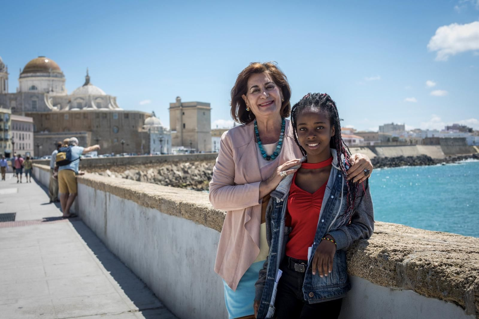 Jerónima Galiano con Cynthia, una joven extutelada de Nuevo Futuro que ya está trabajando.