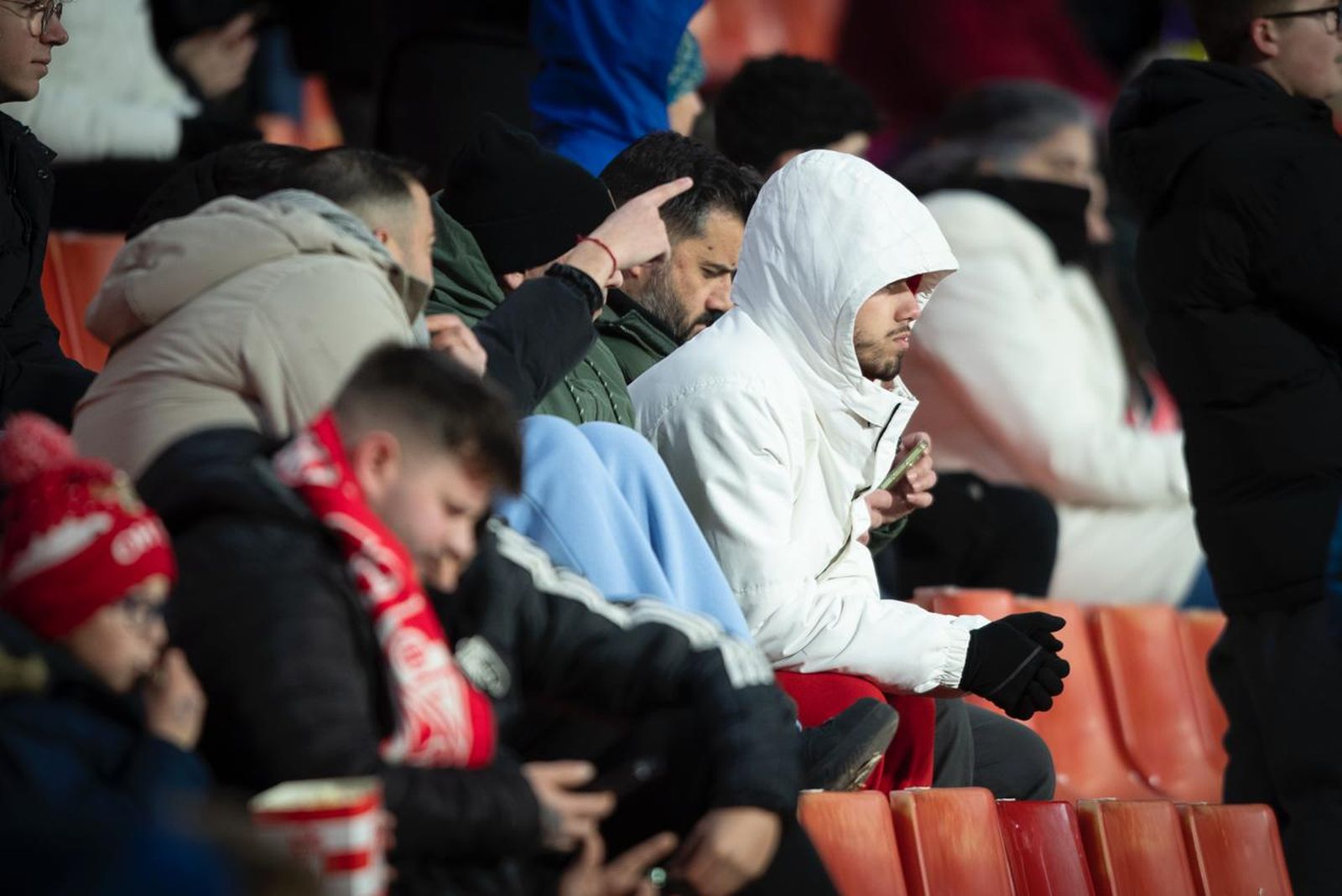 Encuéntrate en la grada de Los Cármenes durante el Granada-Rayo de la Copa del Rey