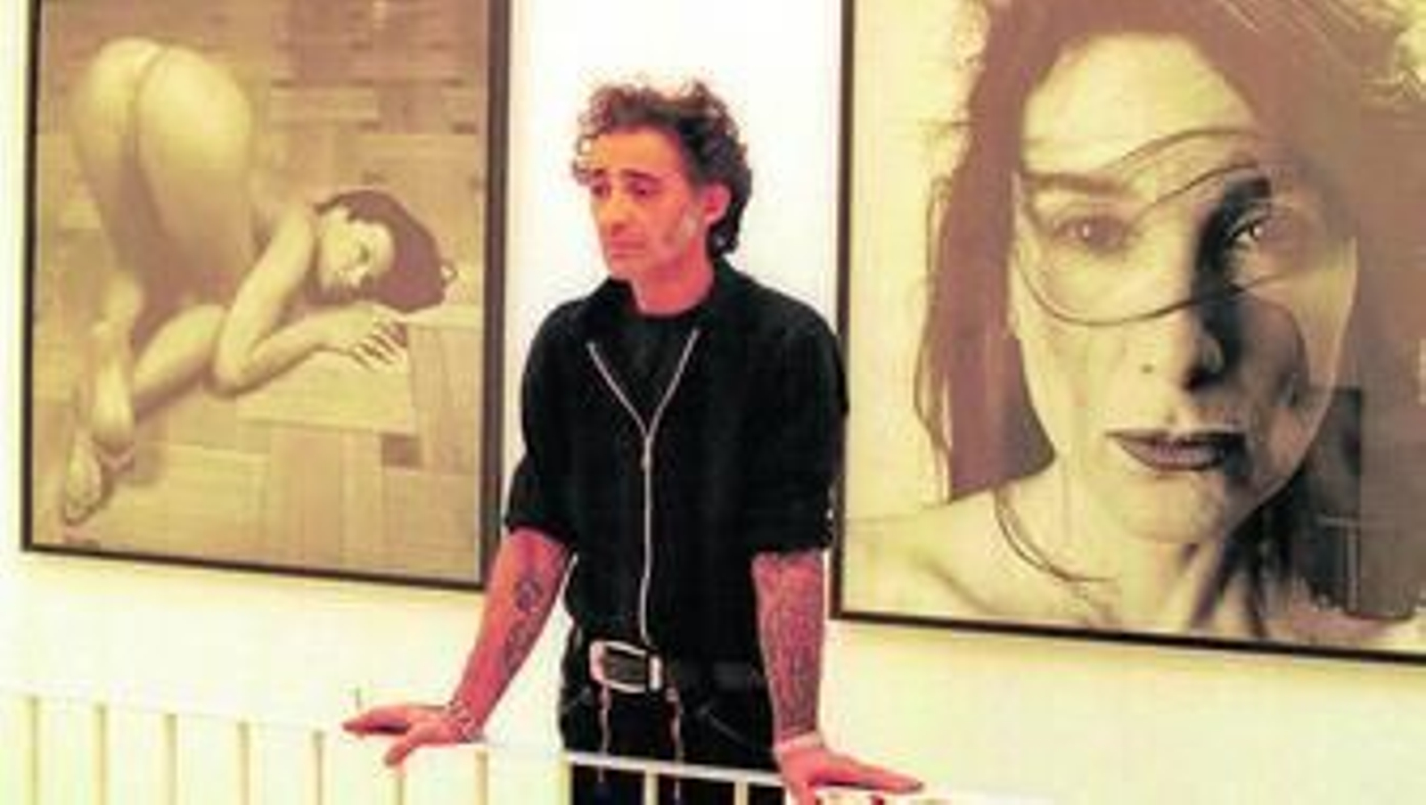 García-Alix, junto a dos de sus fotografías.