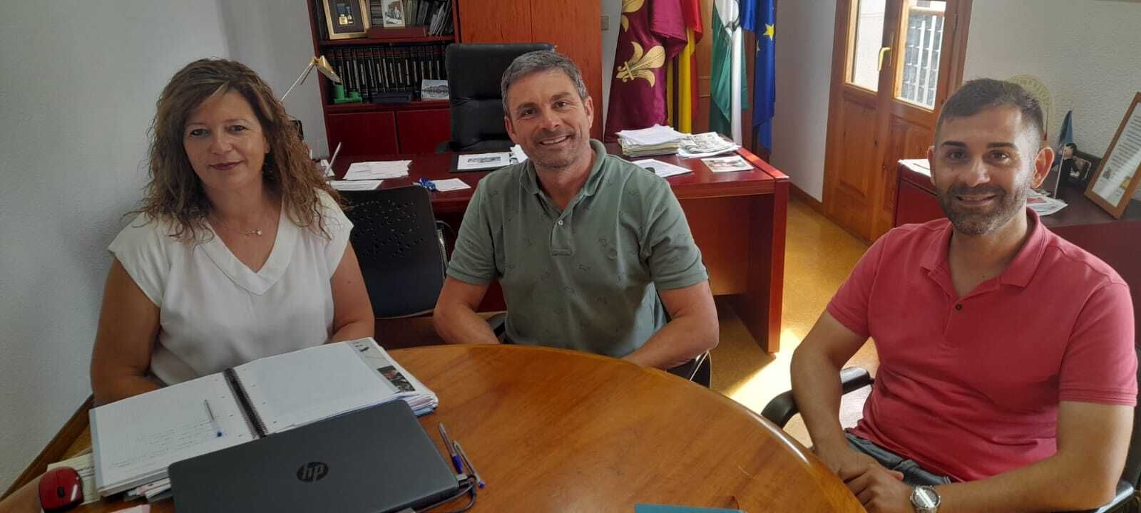 Sergio Domínguez, CEO de Total Sport Mediterranean, con el alcalde de Los Gallardos y su concejala de Deportes.