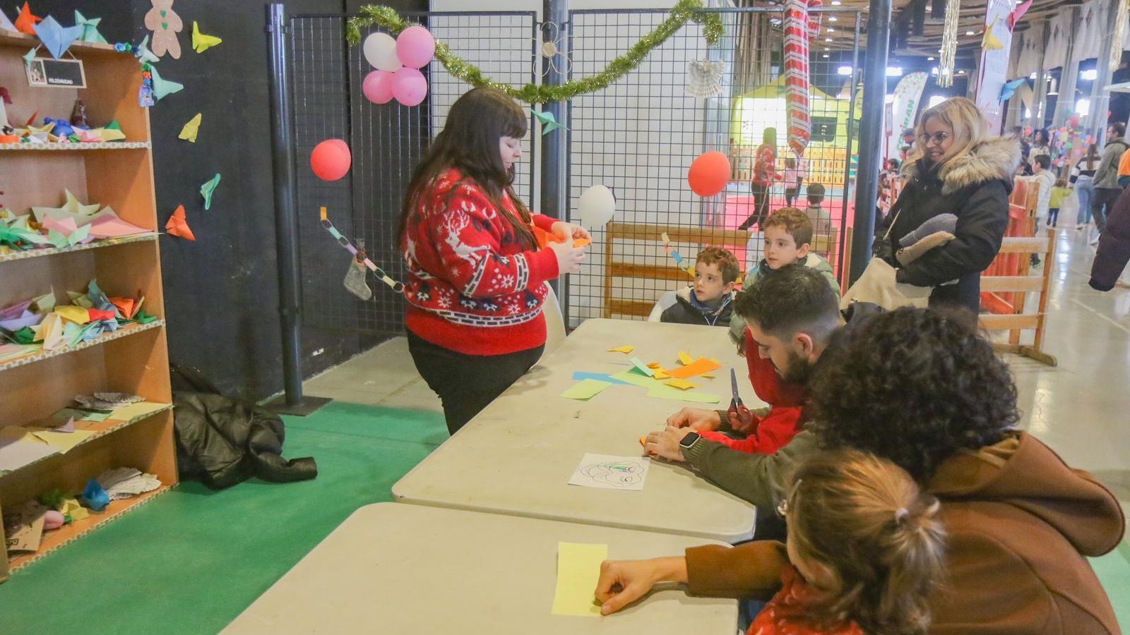 Niños disfrutan de un taller de papiroflexia en Juveándalus