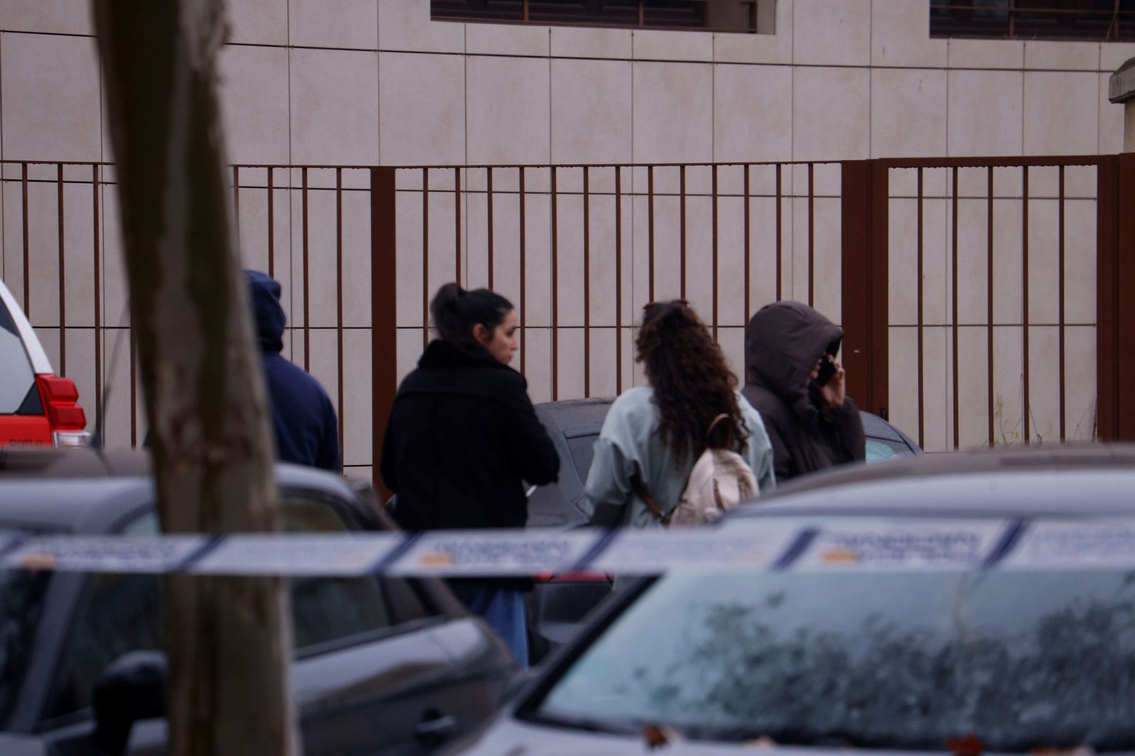 Familiares y amigos en el centro de información del centro cívico Poniente Sur