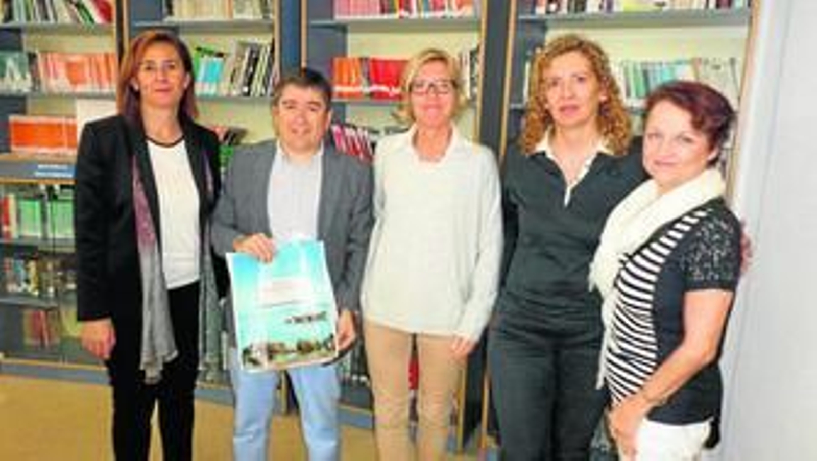 Responsables de dirección del centro, la coordinadora del proyecto y las dos profesoras finlandesas posando.