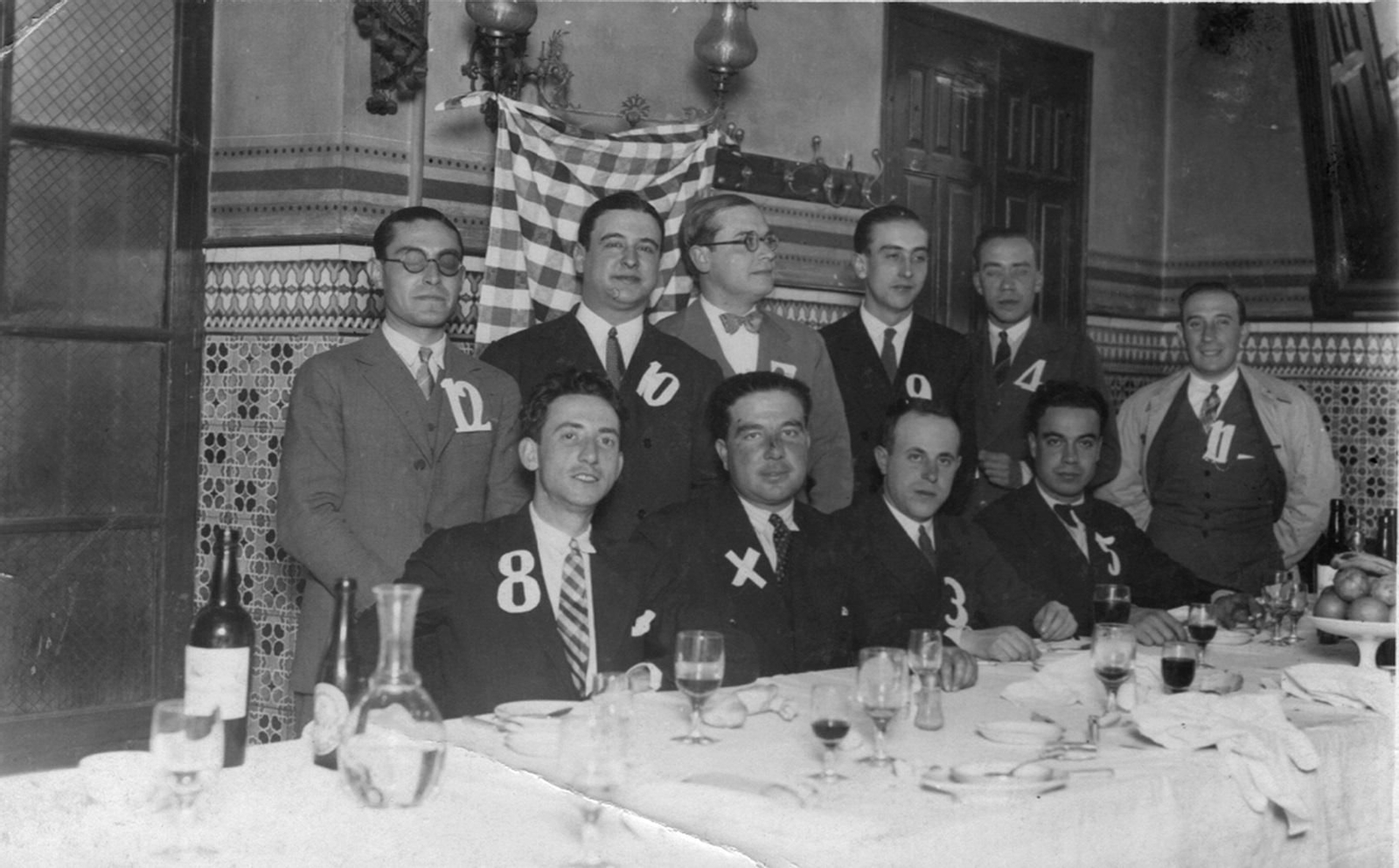 Antonio Núñez de Herrera, con el número 8 en una de las cenas de 'Mediodía', junto a Porlán (12), Collantes de Terán (10), Laffón (7) y Sierra (4). Antonio Núñez de Herrera, con el número 8 en una de las cenas de 'Mediodía', junto a Porlán (12), Collantes de Terán (10), Laffón (7) y Sierra (4).