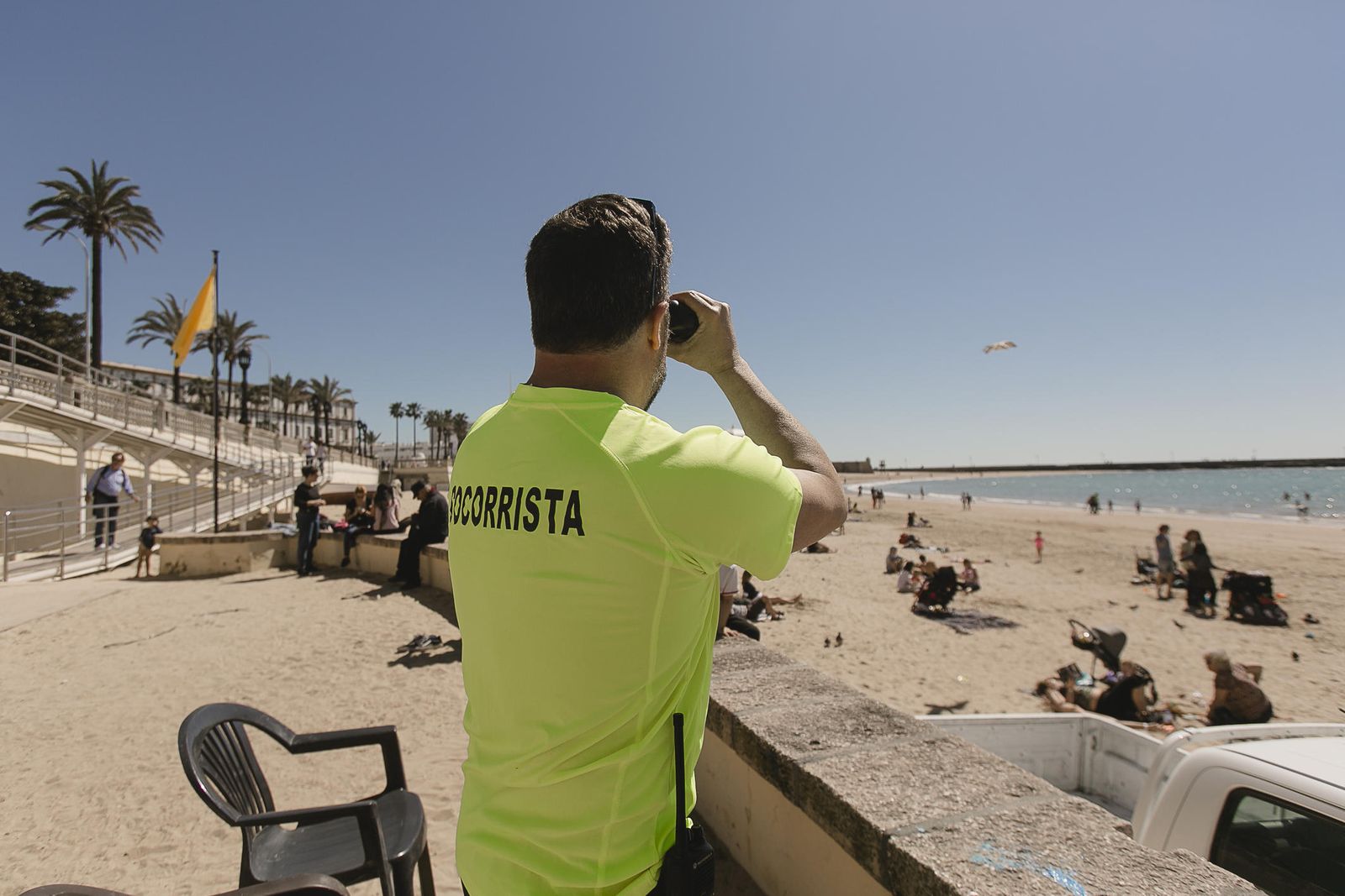 Un socorrista vigila ayer desde su puesto la playa de La Caleta.