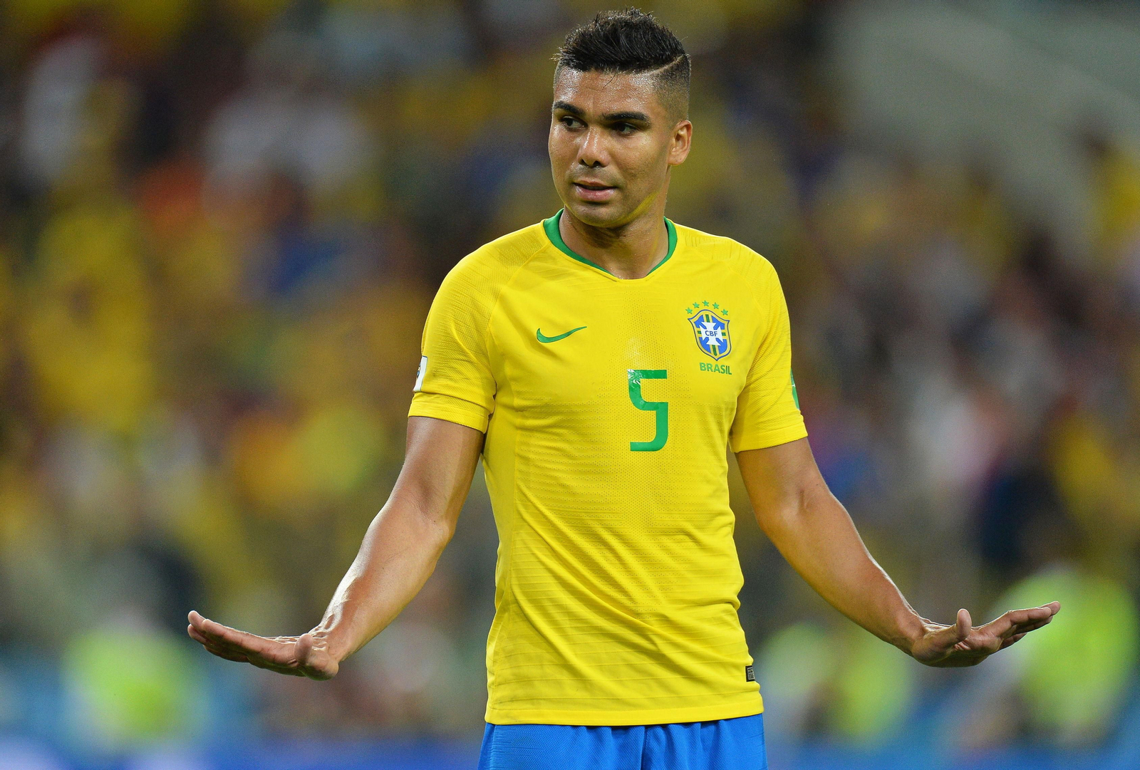 Casemiro hace un gesto pidiendo tranquilidad durante el partido de Brasil contra Serbia.