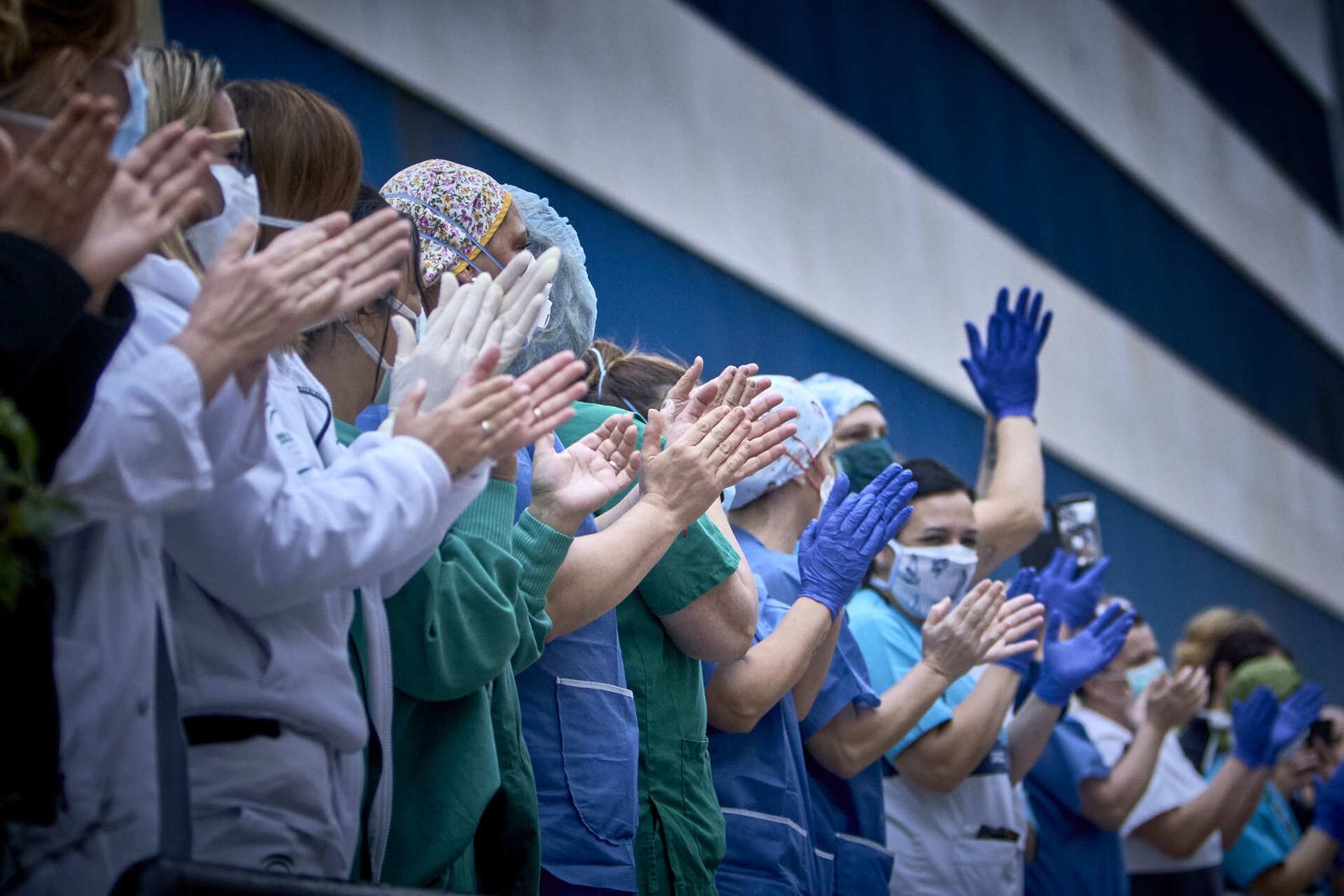 Momentos de emoción durante los aplausos de agradecimiento al personal sanitario del hospital 'Puerta del Mar'