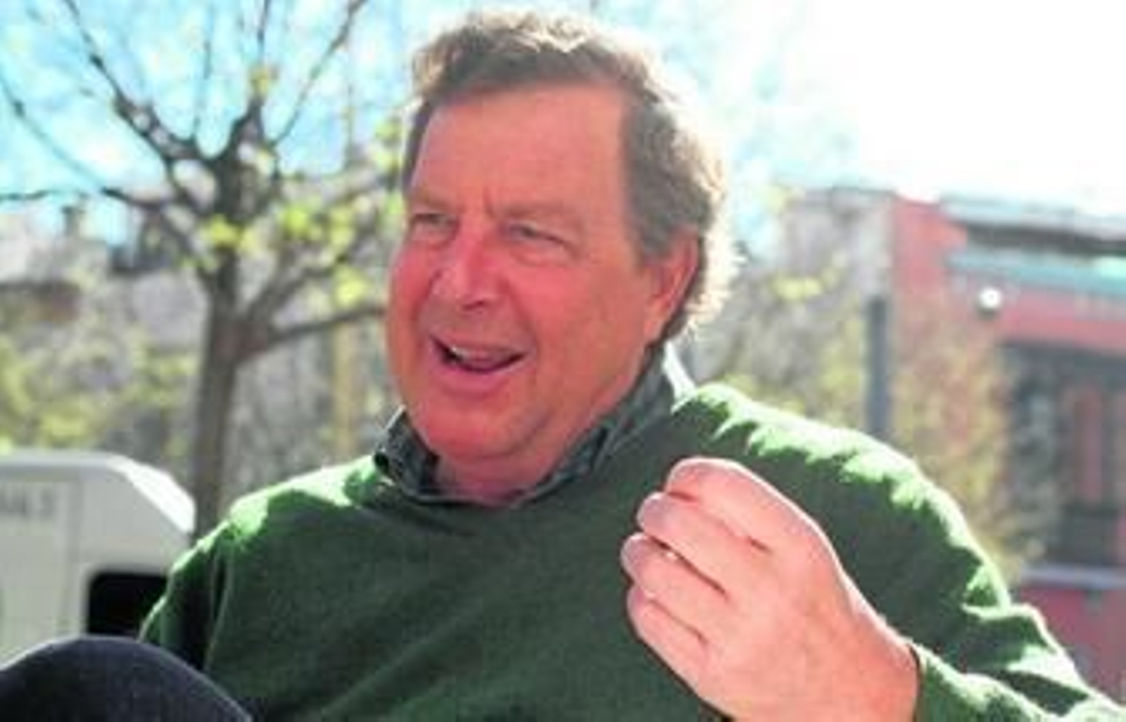 José María Muñoz Conde, en la Alameda de Hércules, donde transcurre parte de su novela.