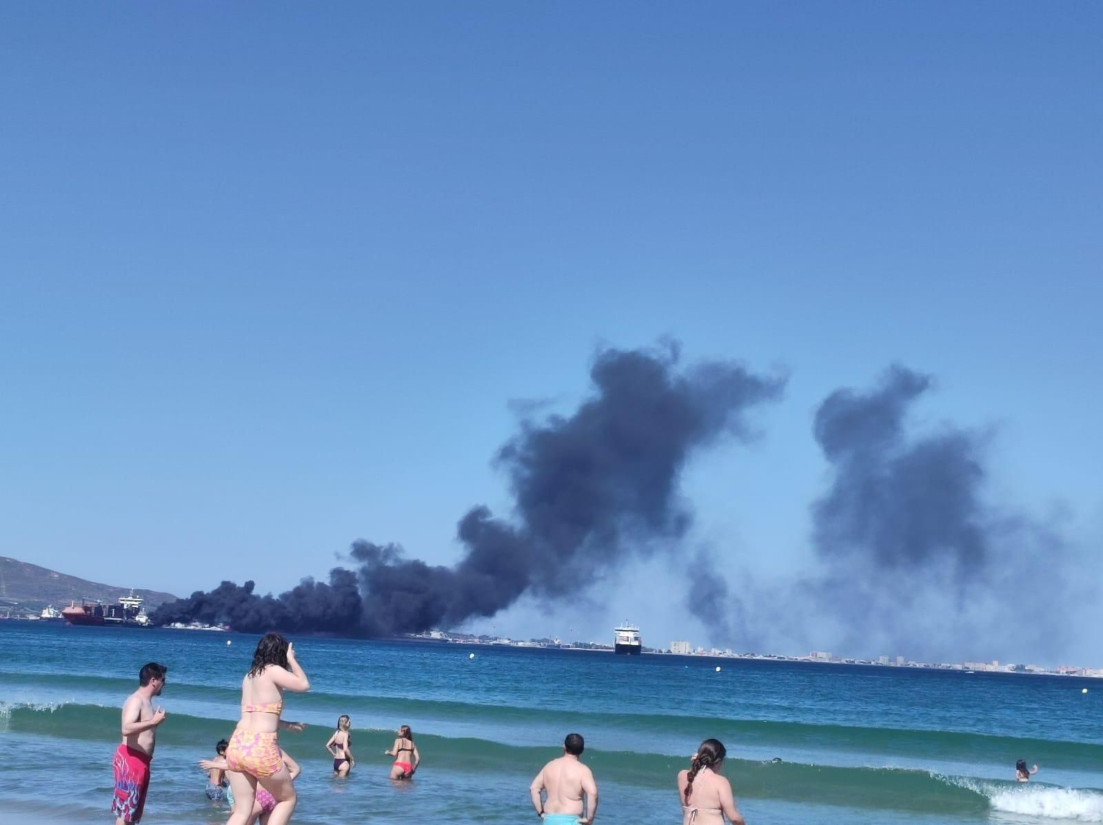 Fotografías desde la costa del incendio de un embarcación de la bahía de Algeciras