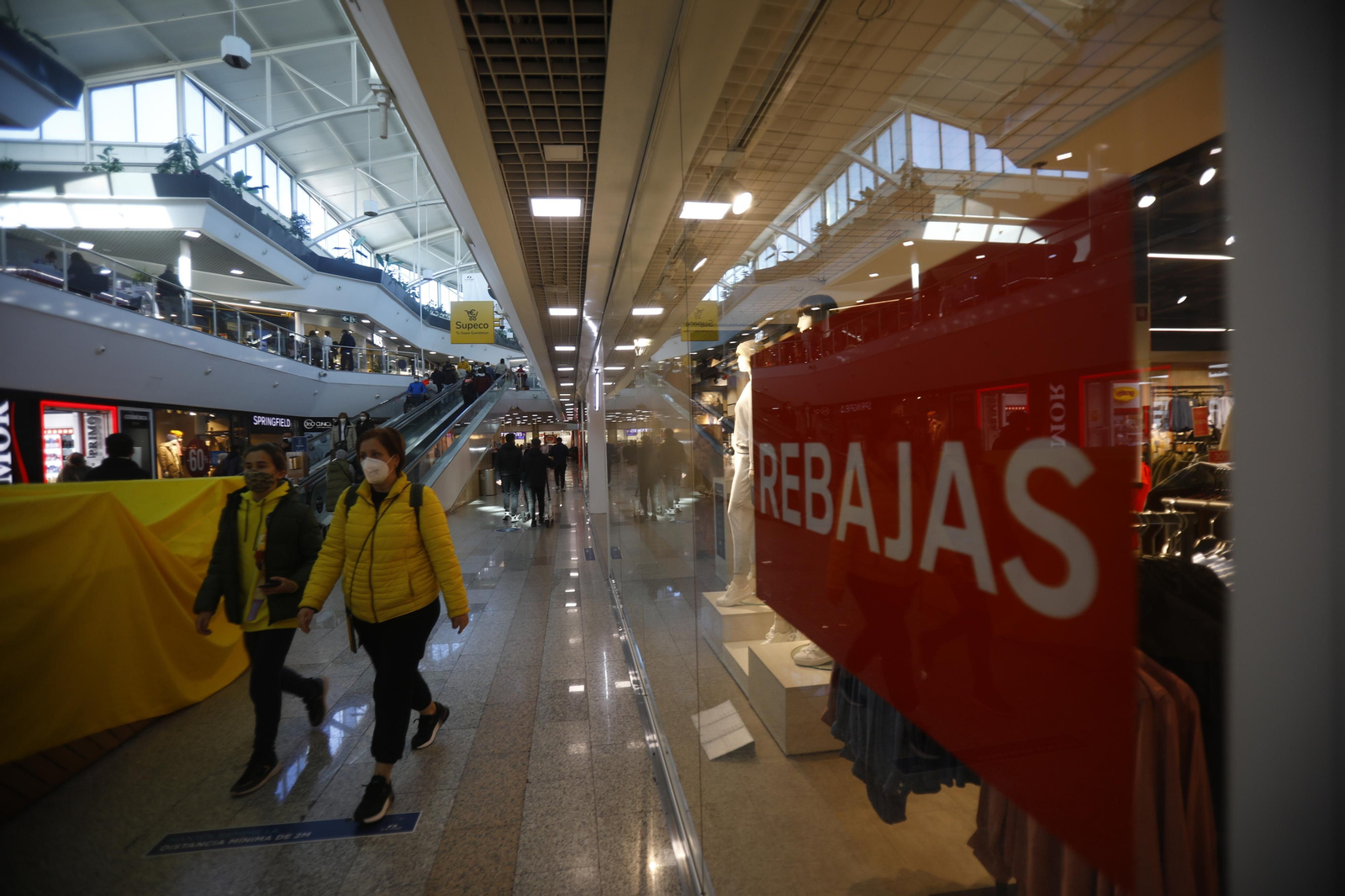 Así ha sido el primer día de rebajas en Córdoba, en fotografías