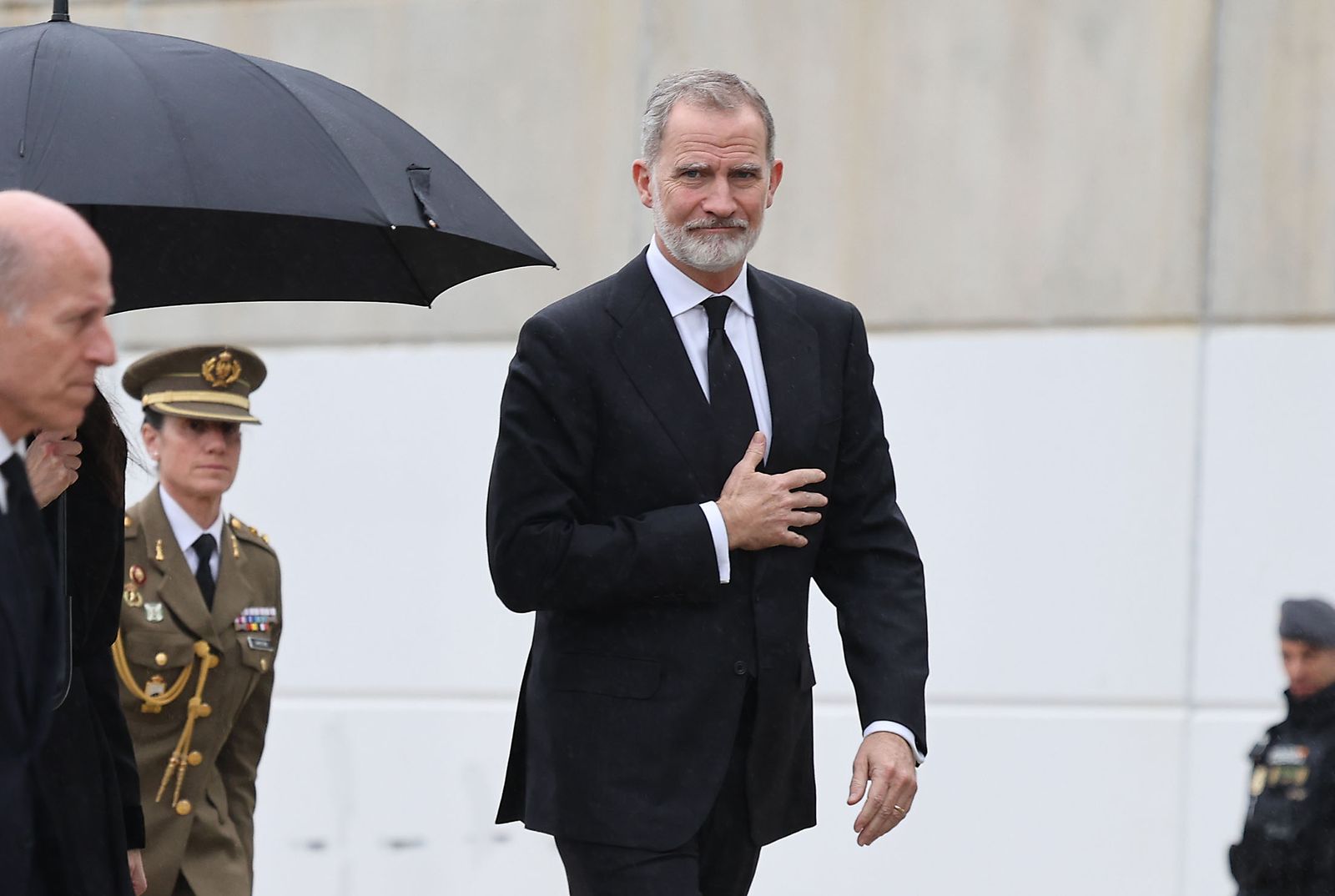 Fotografías de la llegada de los reyes Felipe VI y Doña Letizia al funeral por las víctimas de Adamuz en Huelva