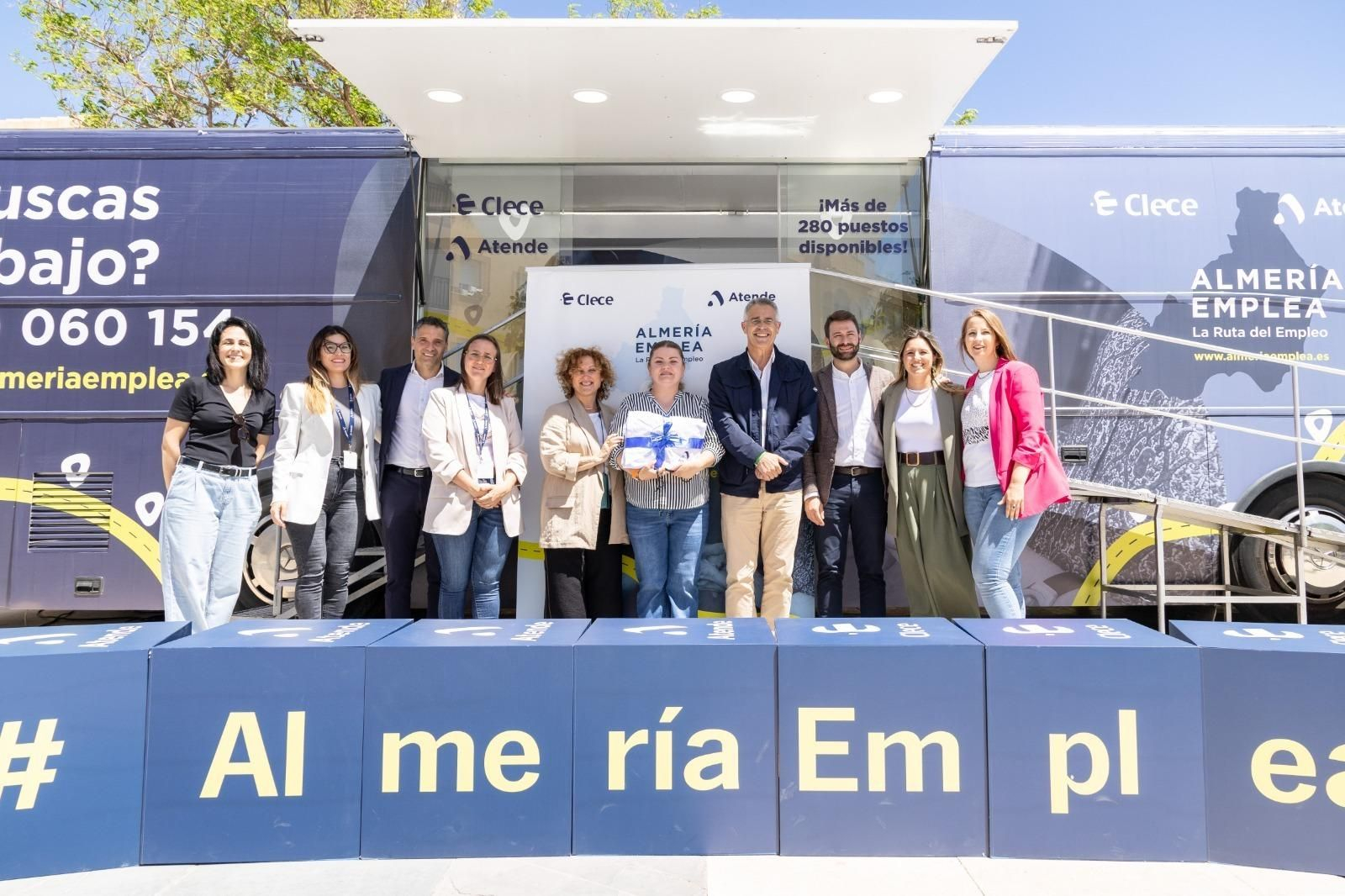 En el centro, Raluca Stoica, contratada en directo en Olula, con representantes políticos y el equipo de Atende.