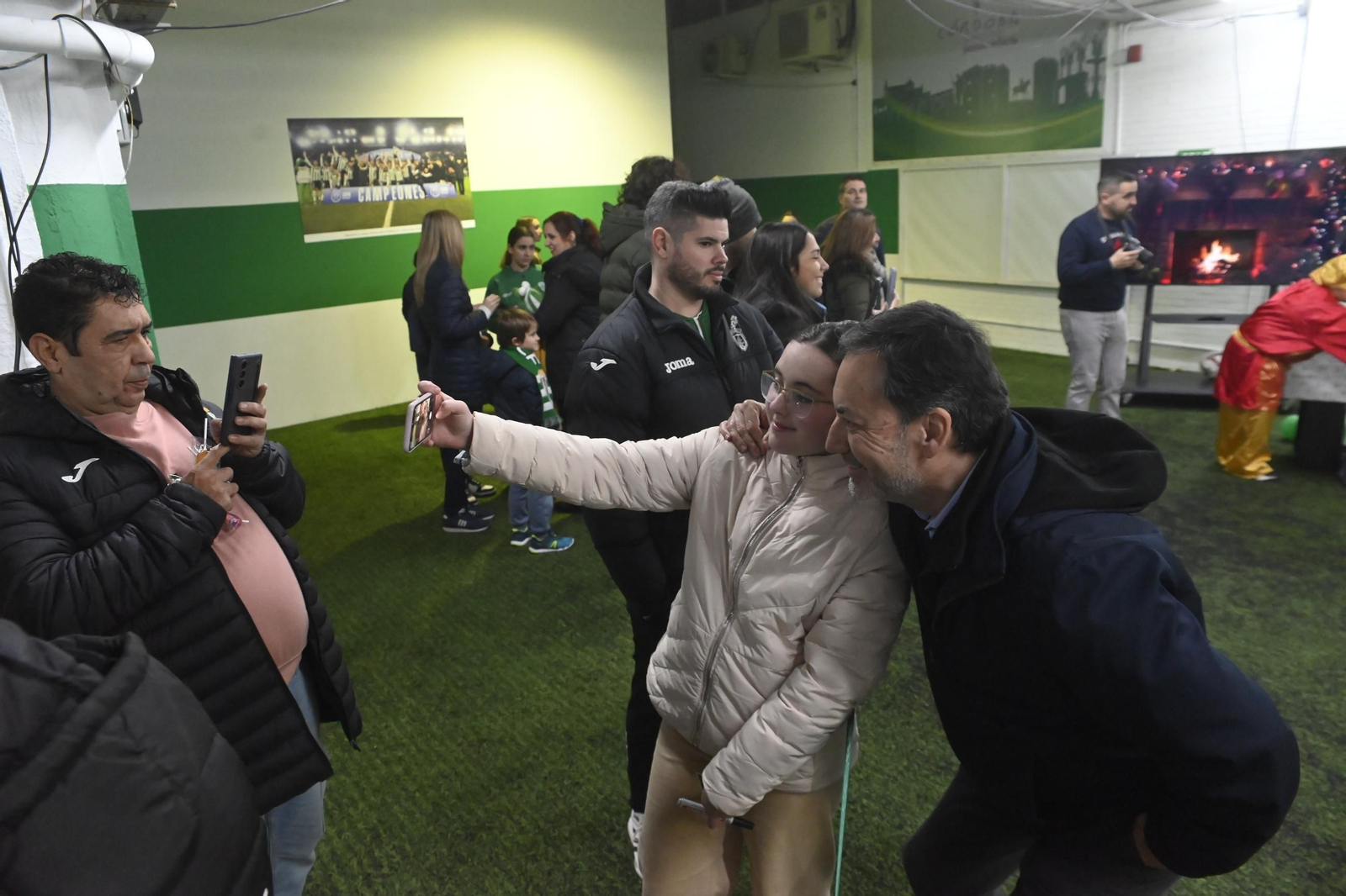 Antonio Fernández Monterrubio se hace una foto con una joven cordobesista.