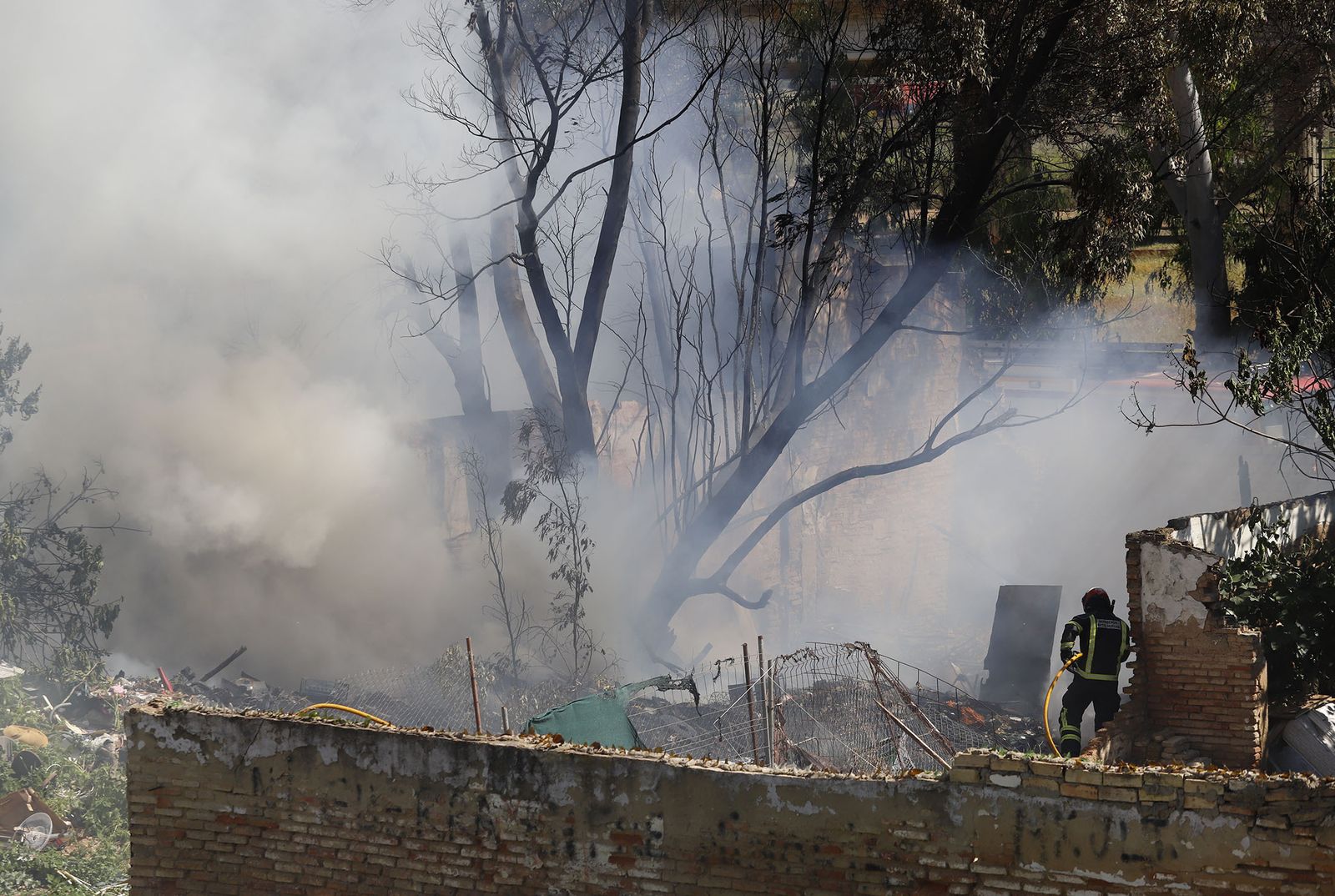 Incendio en las casas abandonadas de la calle Valverde del Camino en Huelva