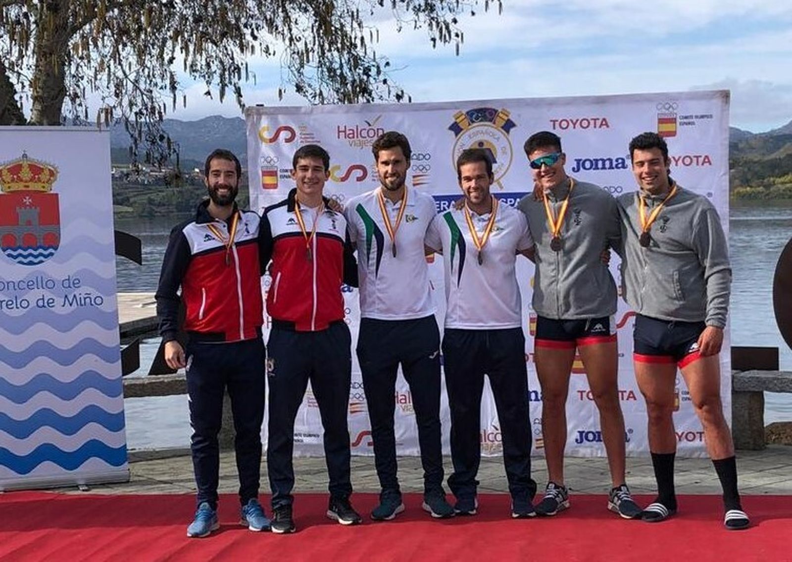 El podio absoluto del dos sin con el Náutico Sevilla y el Labradores.