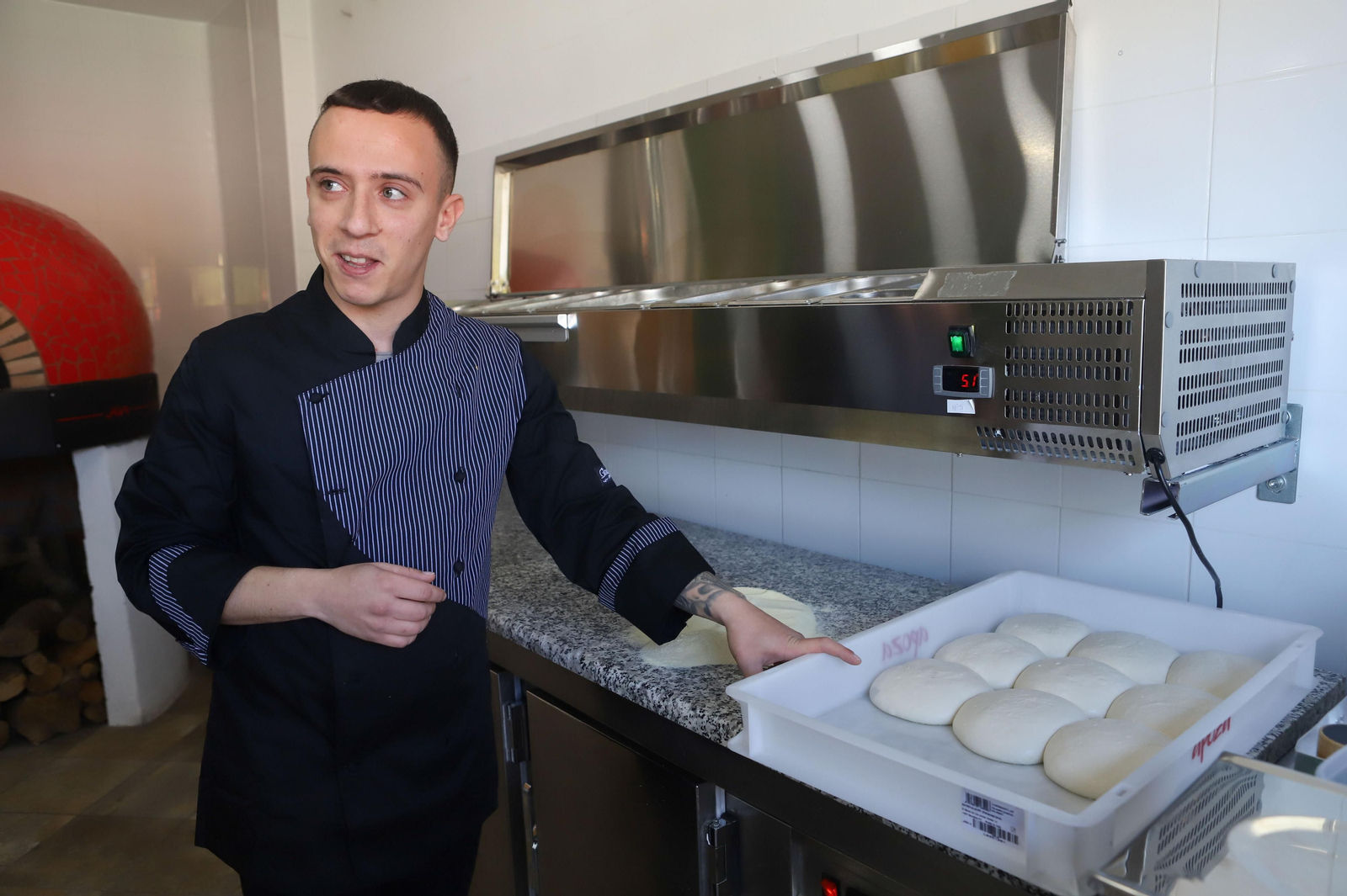 Elaboración de pizzas al autentico estilo italiano en Pizzeria Napoli, en imágenes