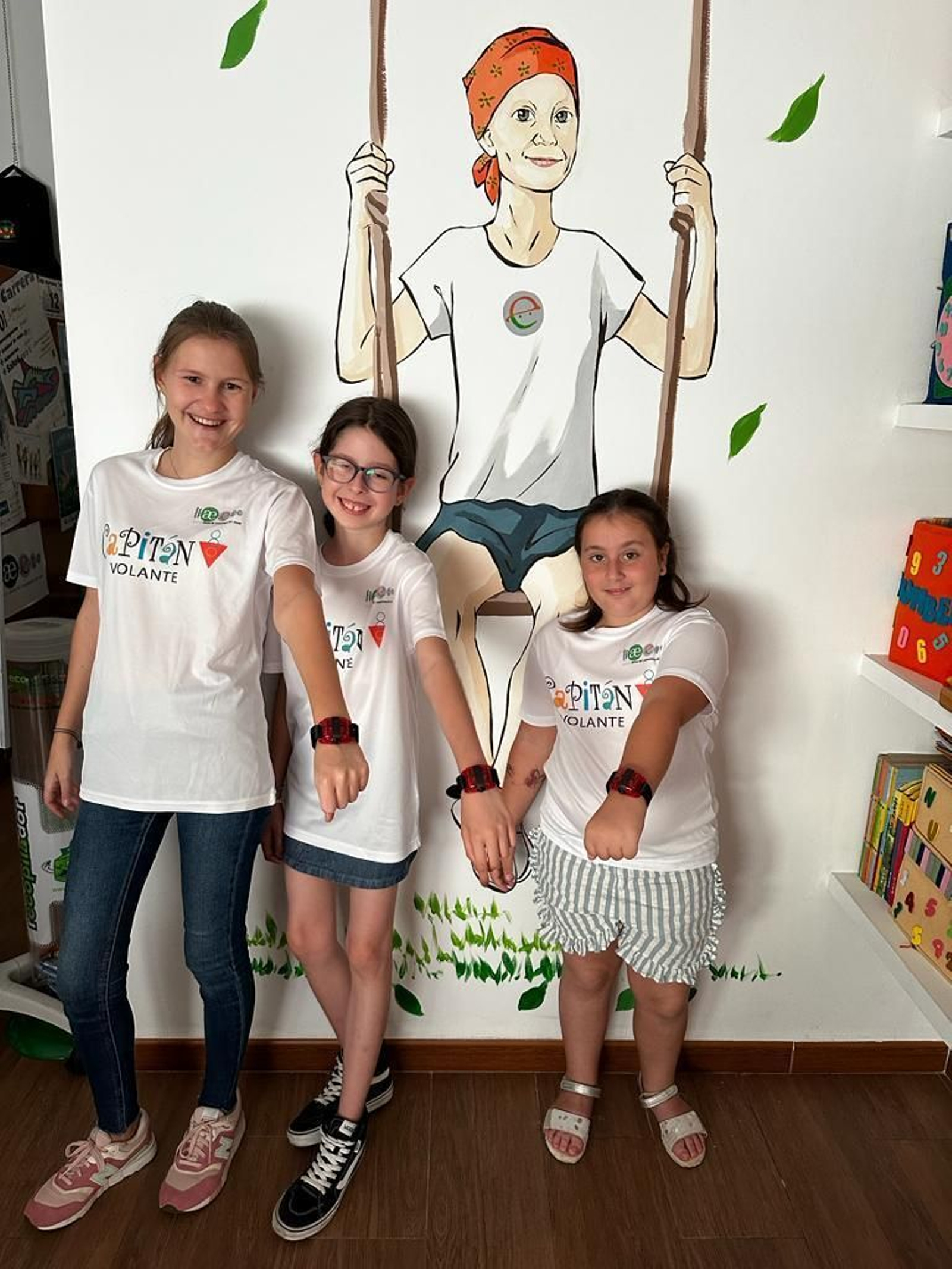 Las menores muestran las pulseras con las que se mide la actividad física que realizan en casa.