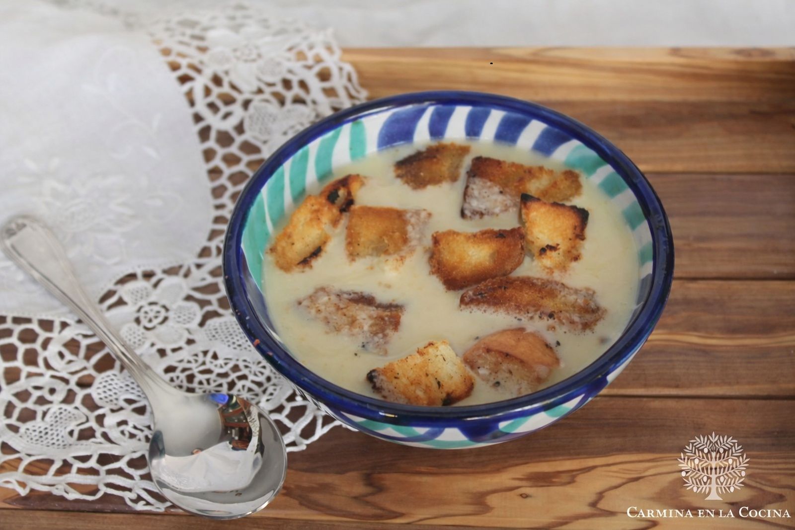 Huevo, pan, aceite, ajo y sal: las sopas ricas para el invierno no tienen por qué ser caras.